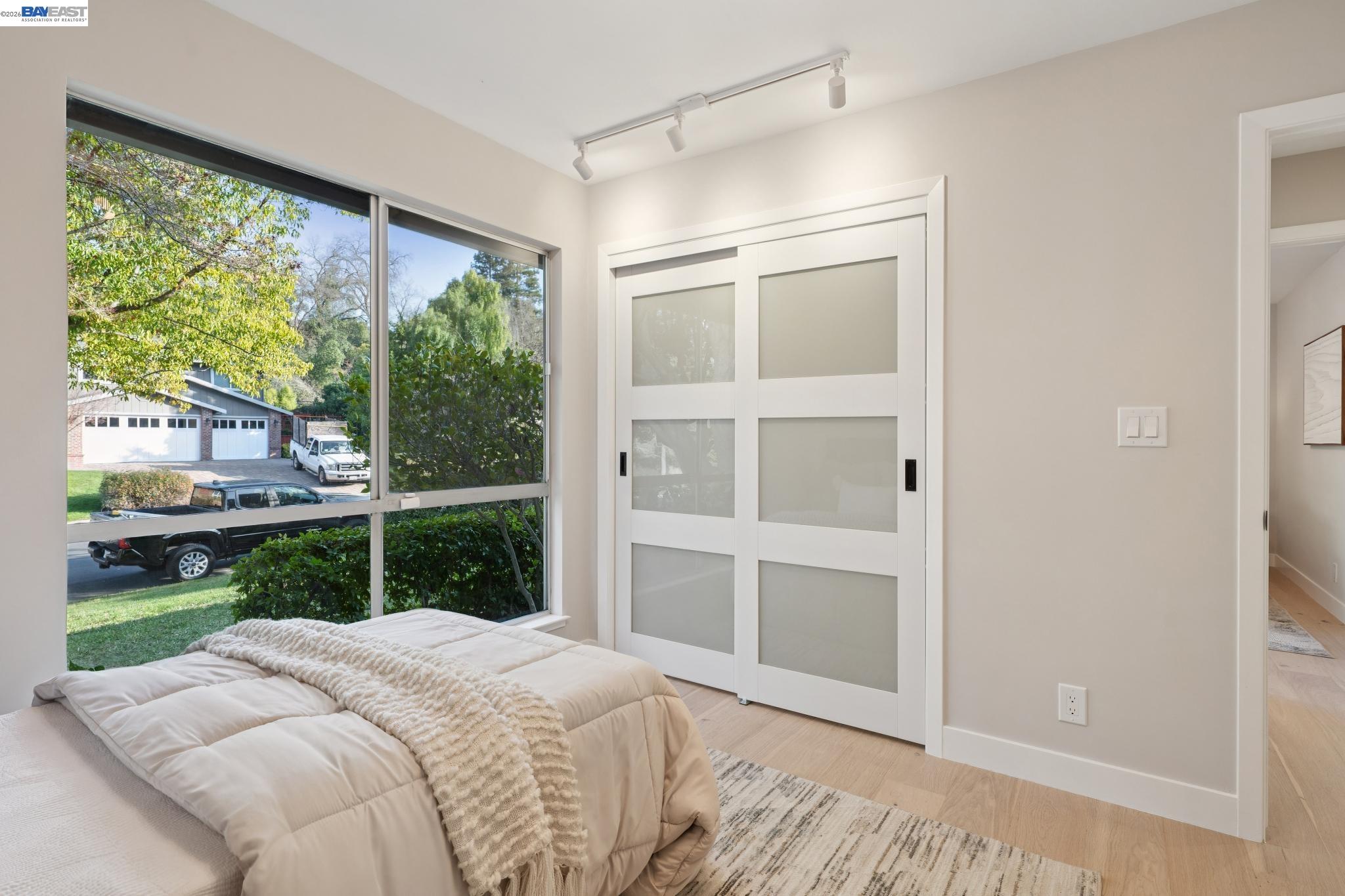 112 Valley Oaks Dr