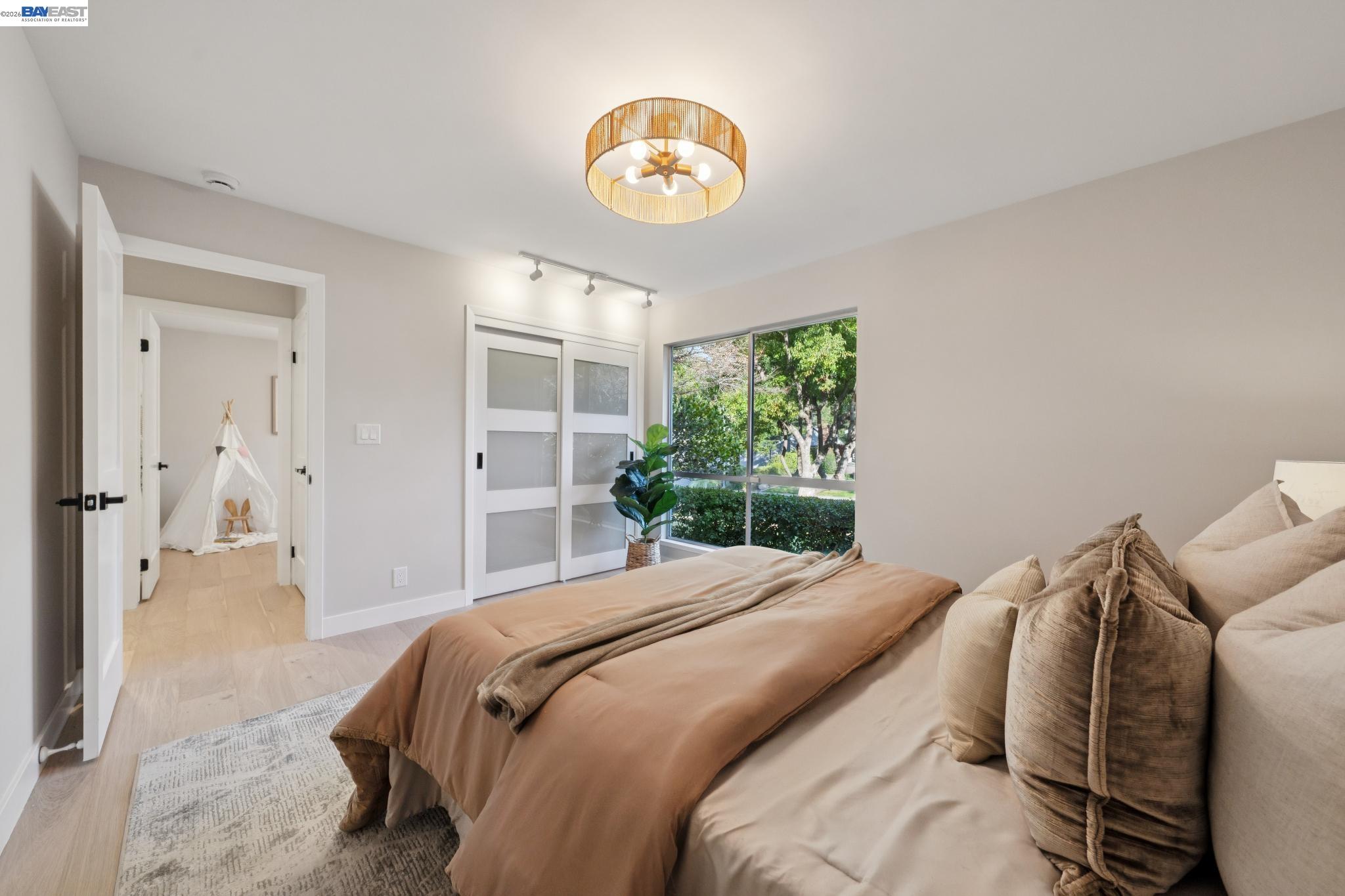 112 Valley Oaks Dr