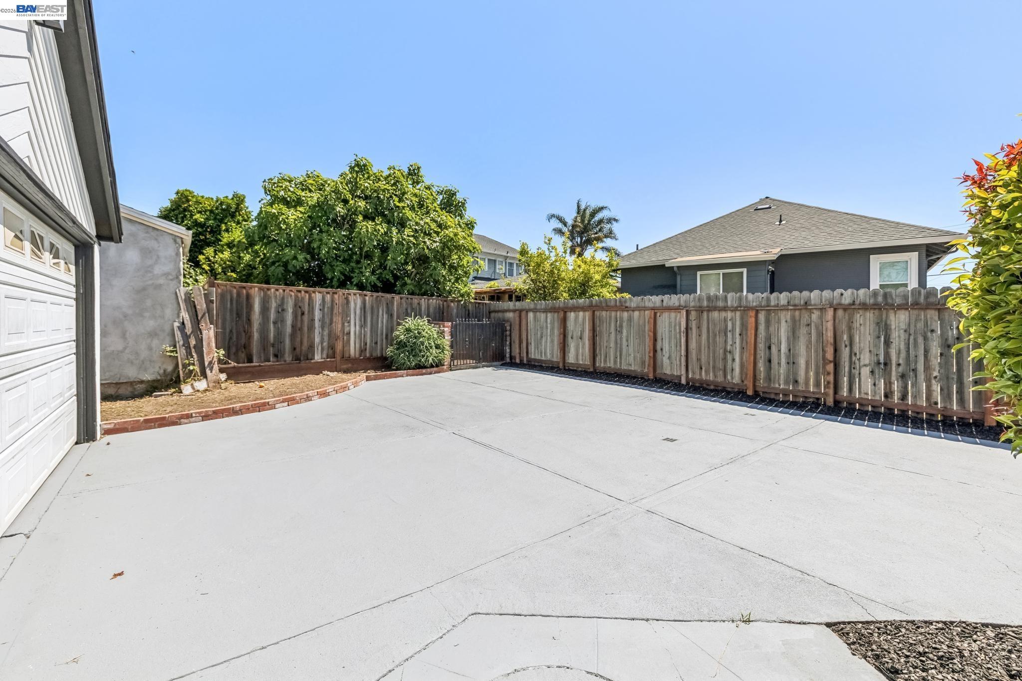9946 Dante Ave