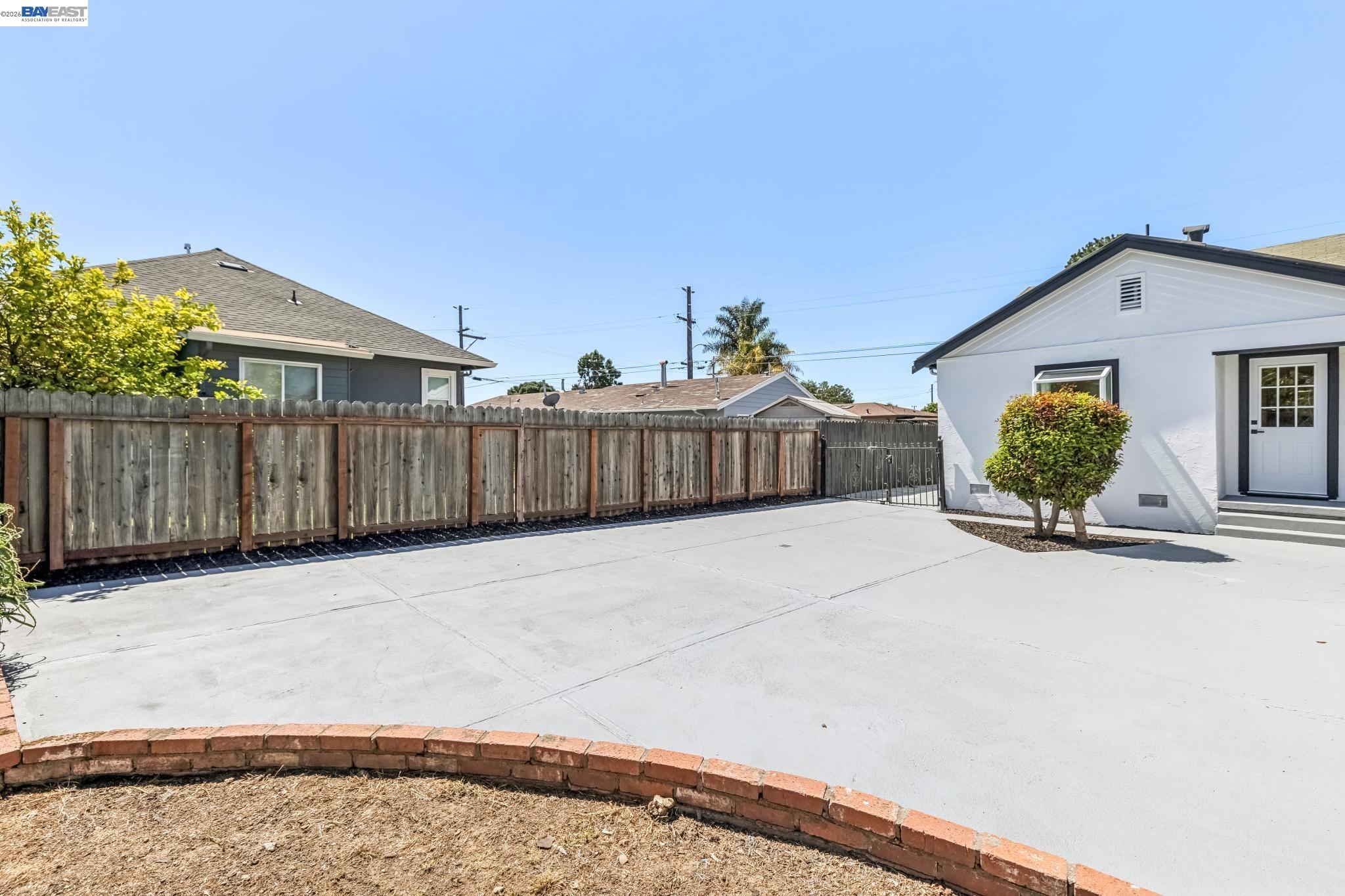 9946 Dante Ave
