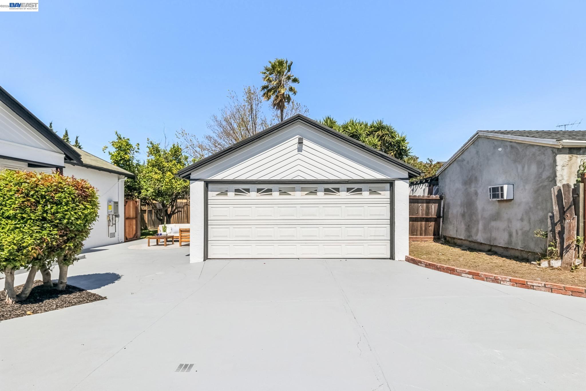 9946 Dante Ave