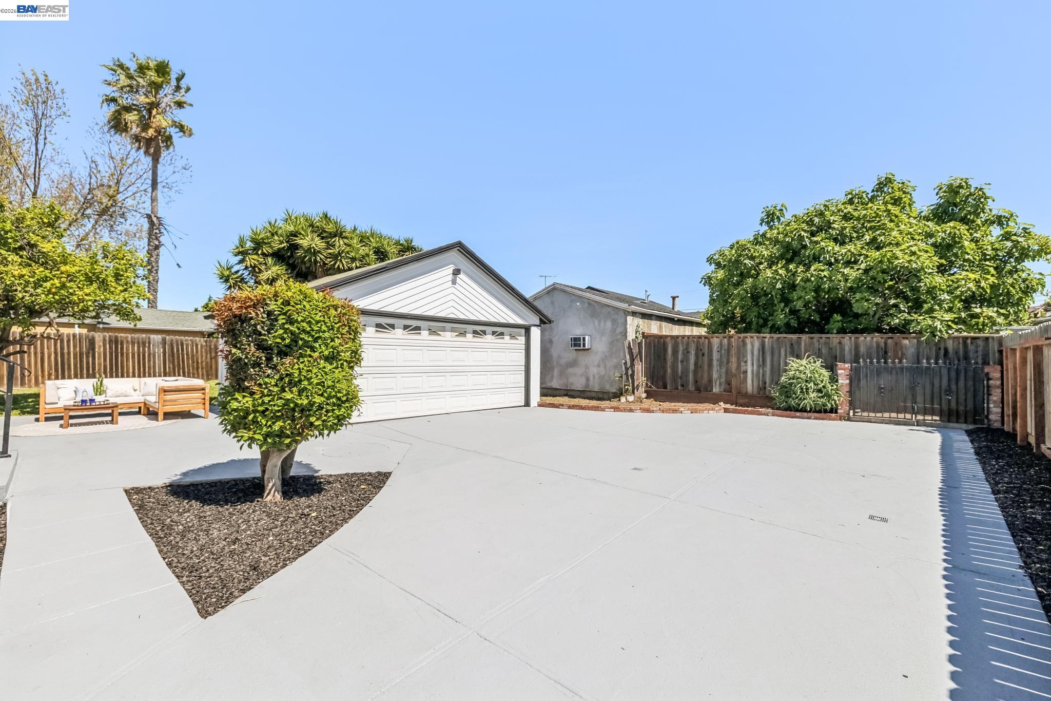9946 Dante Ave