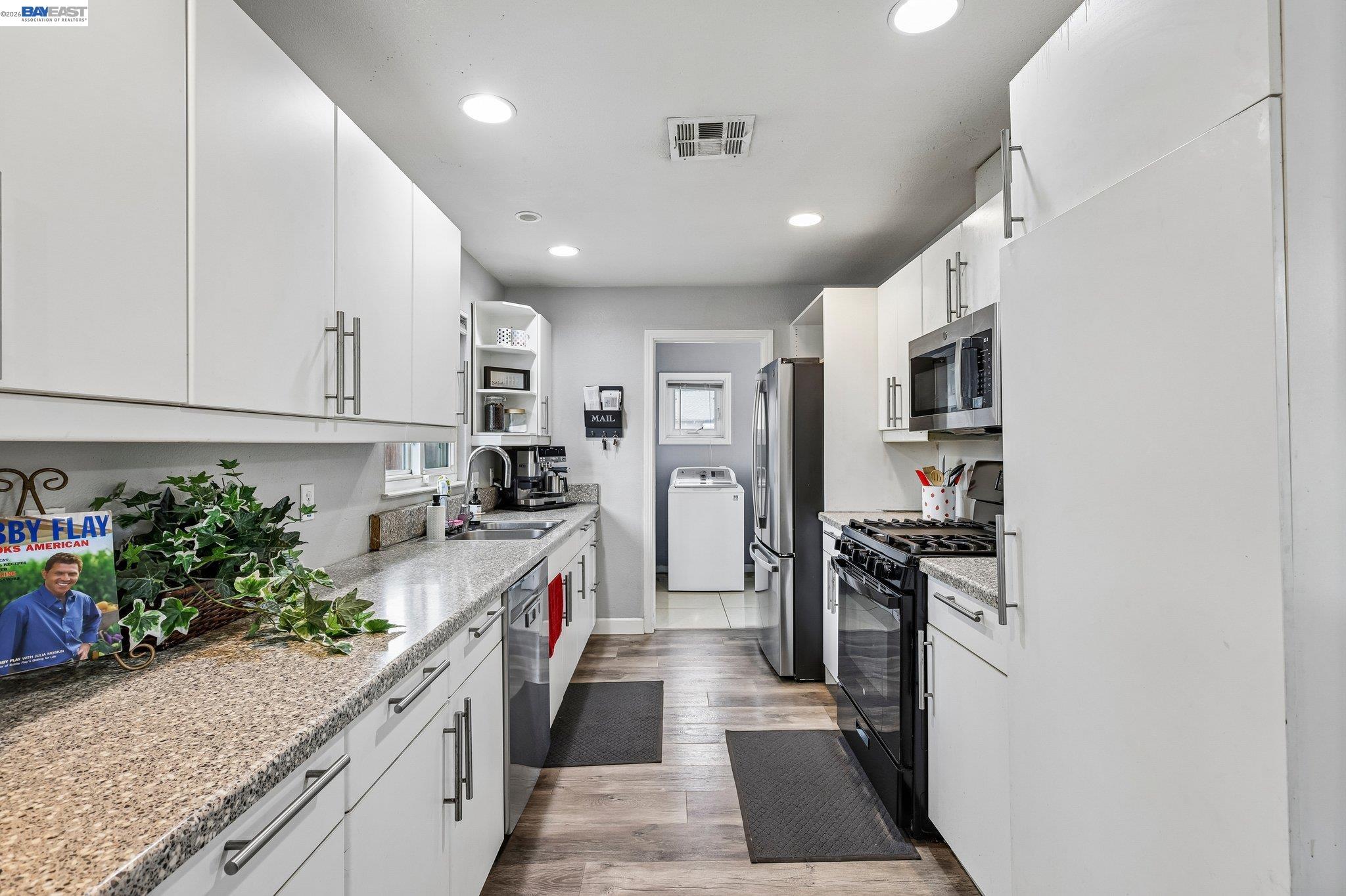 1225 W Beverly Pl