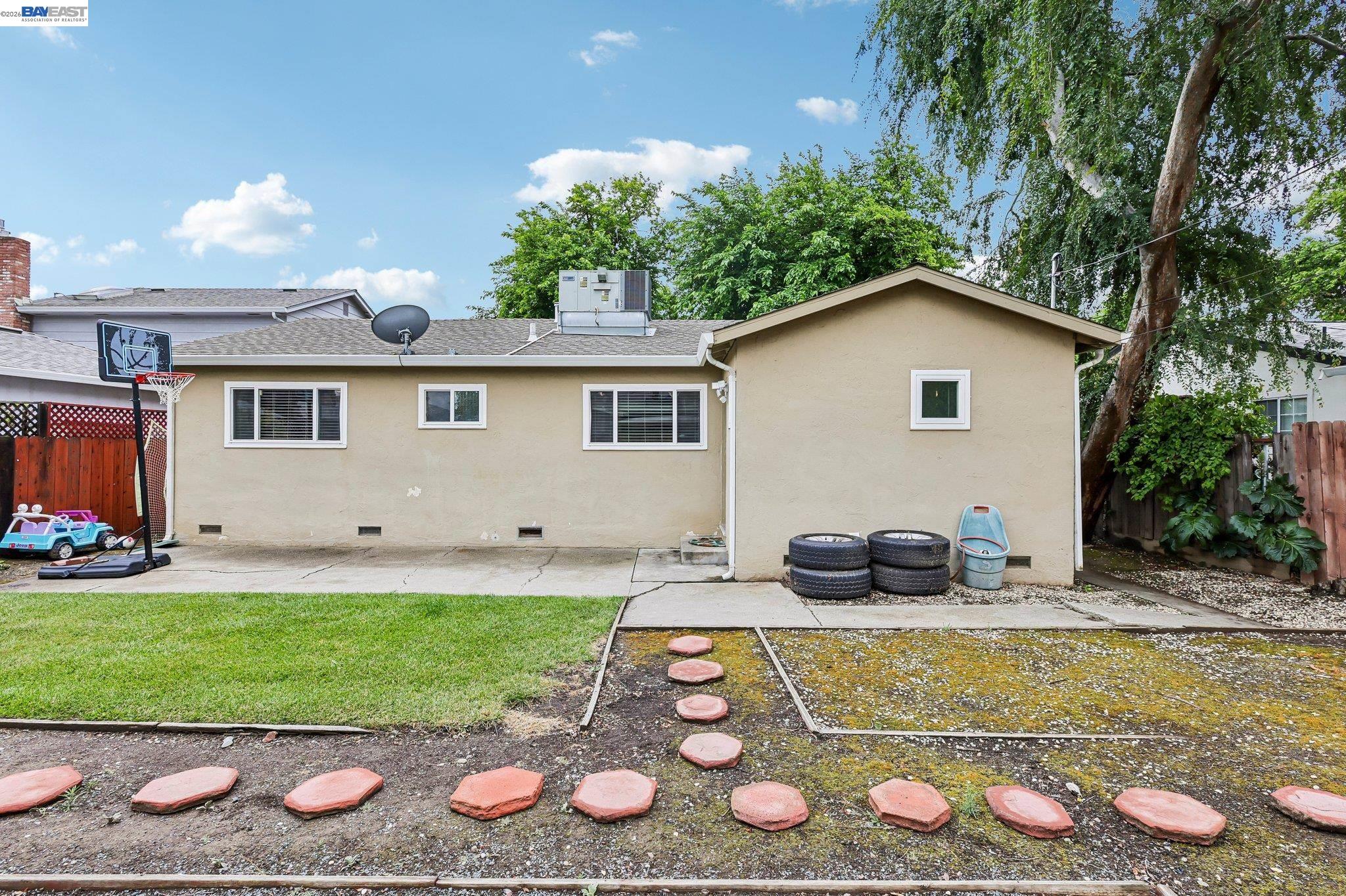 1225 W Beverly Pl