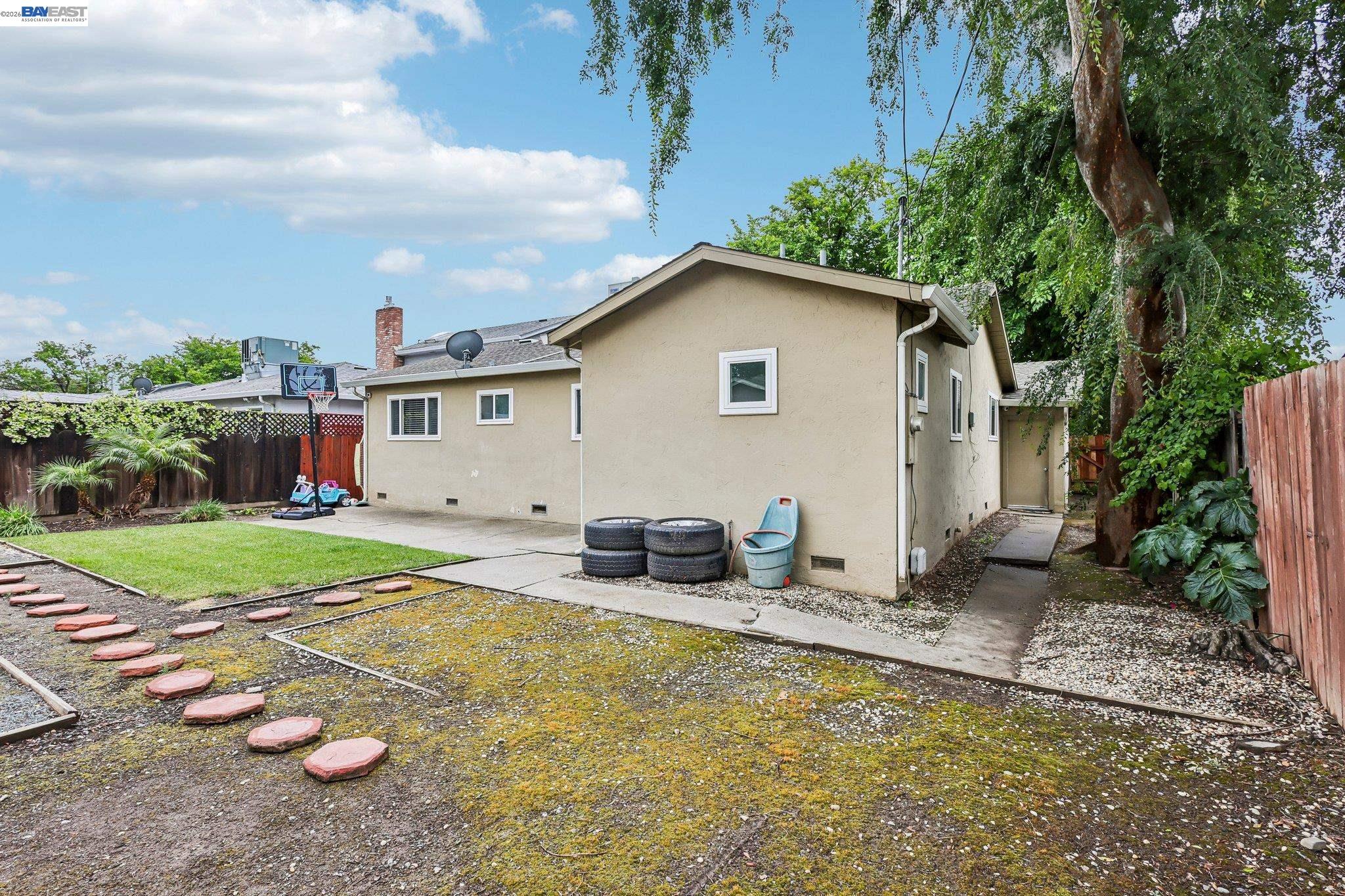 1225 W Beverly Pl