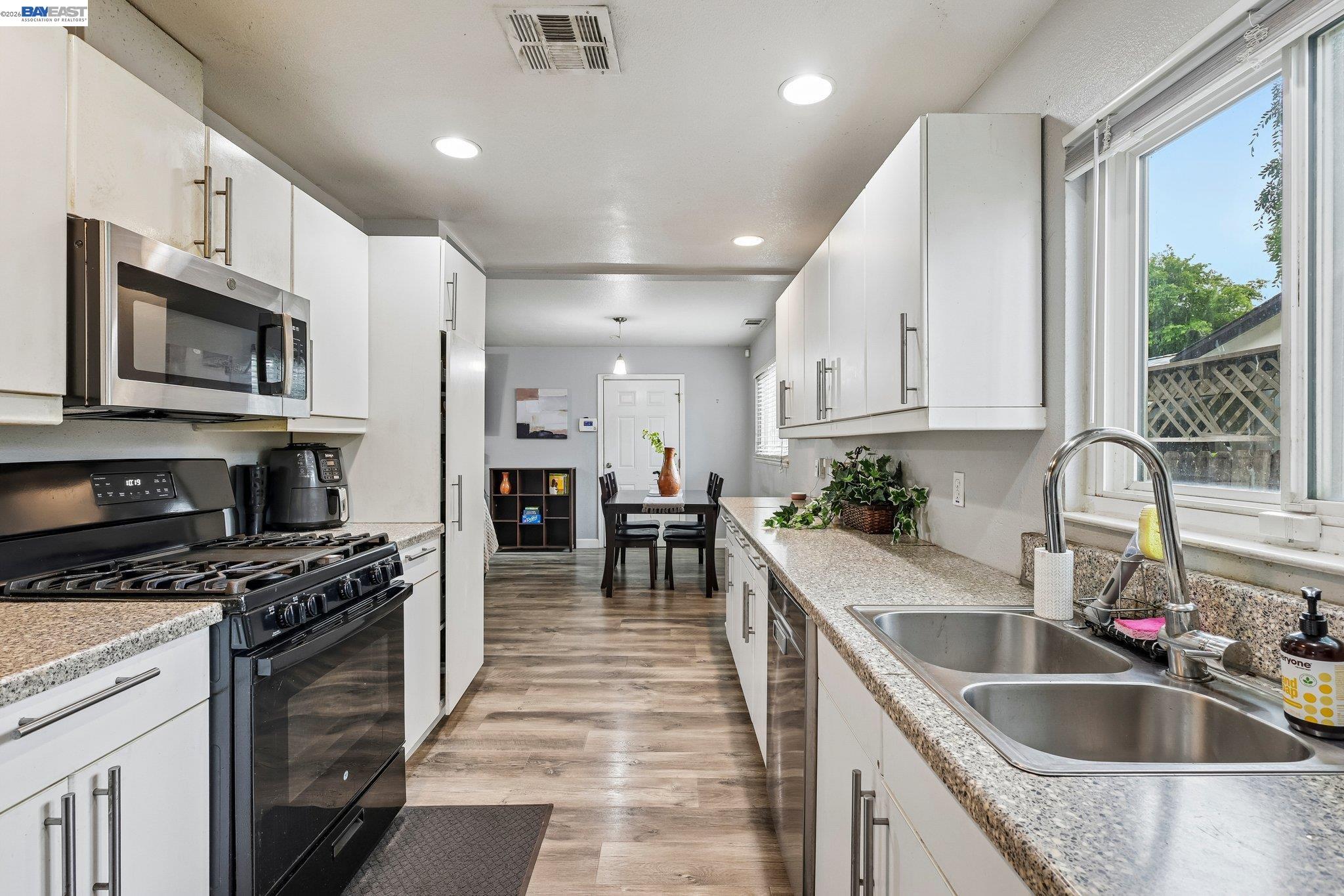 1225 W Beverly Pl