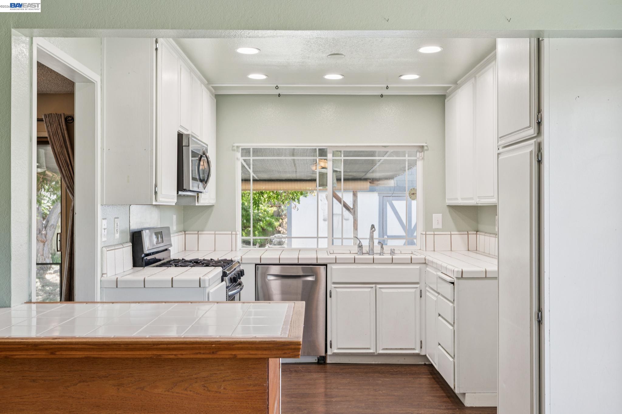 502 Shrike Ct