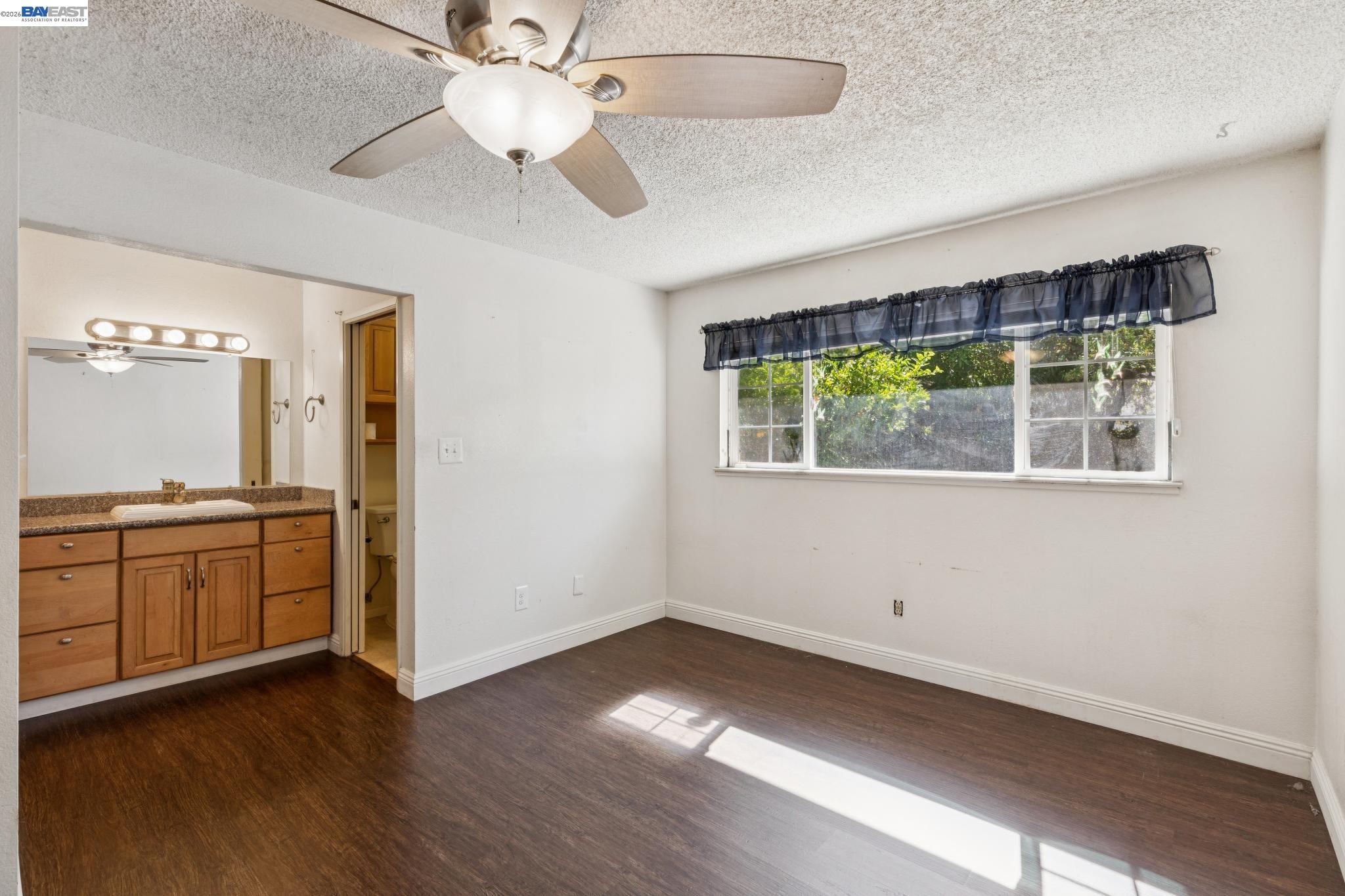 502 Shrike Ct