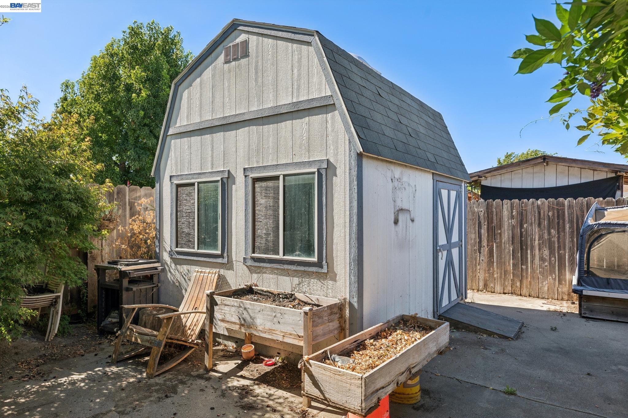 502 Shrike Ct
