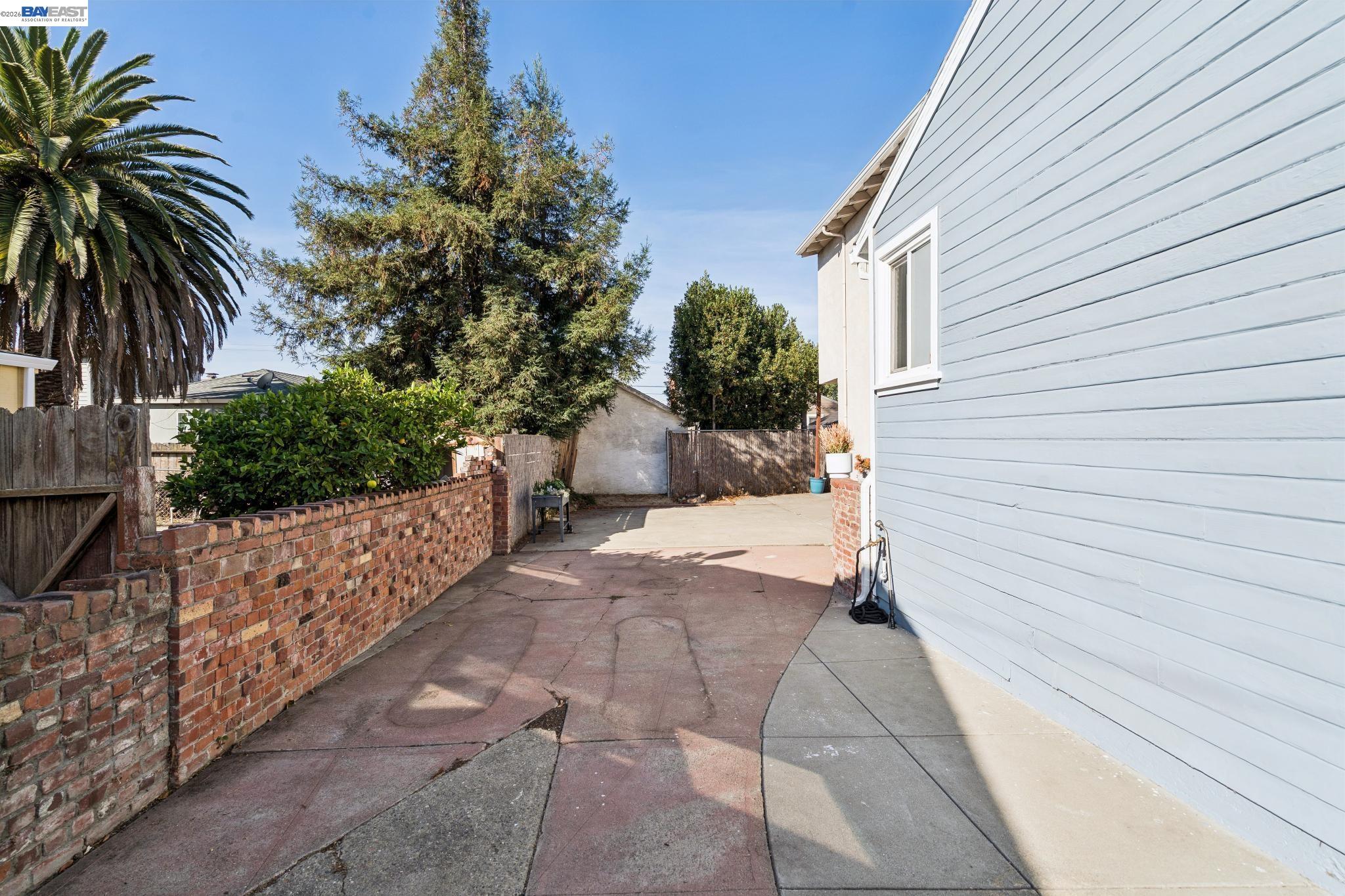 9935 Voltaire Ave