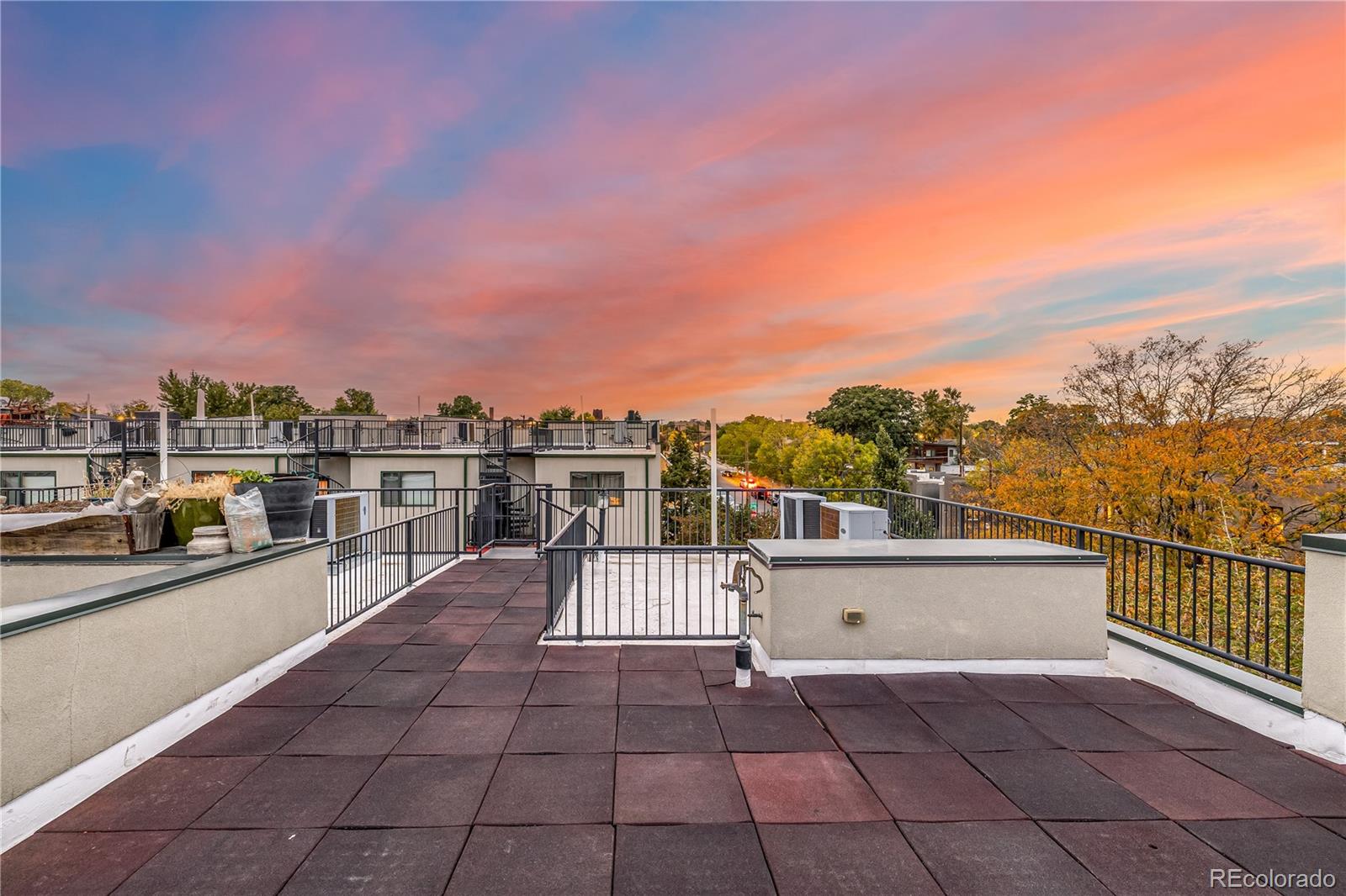 1550 W 37th Avenue