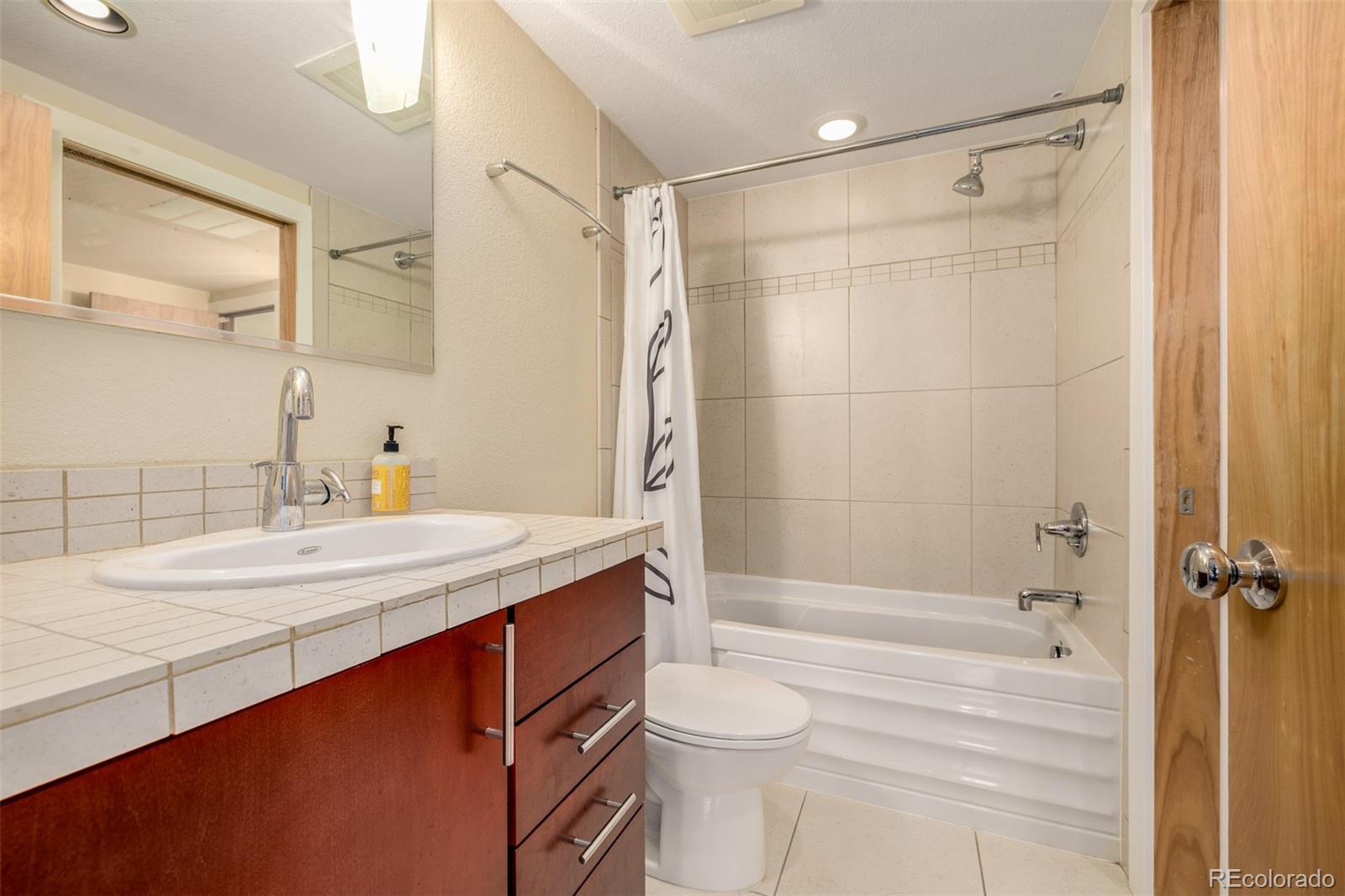 1550 W 37th Avenue