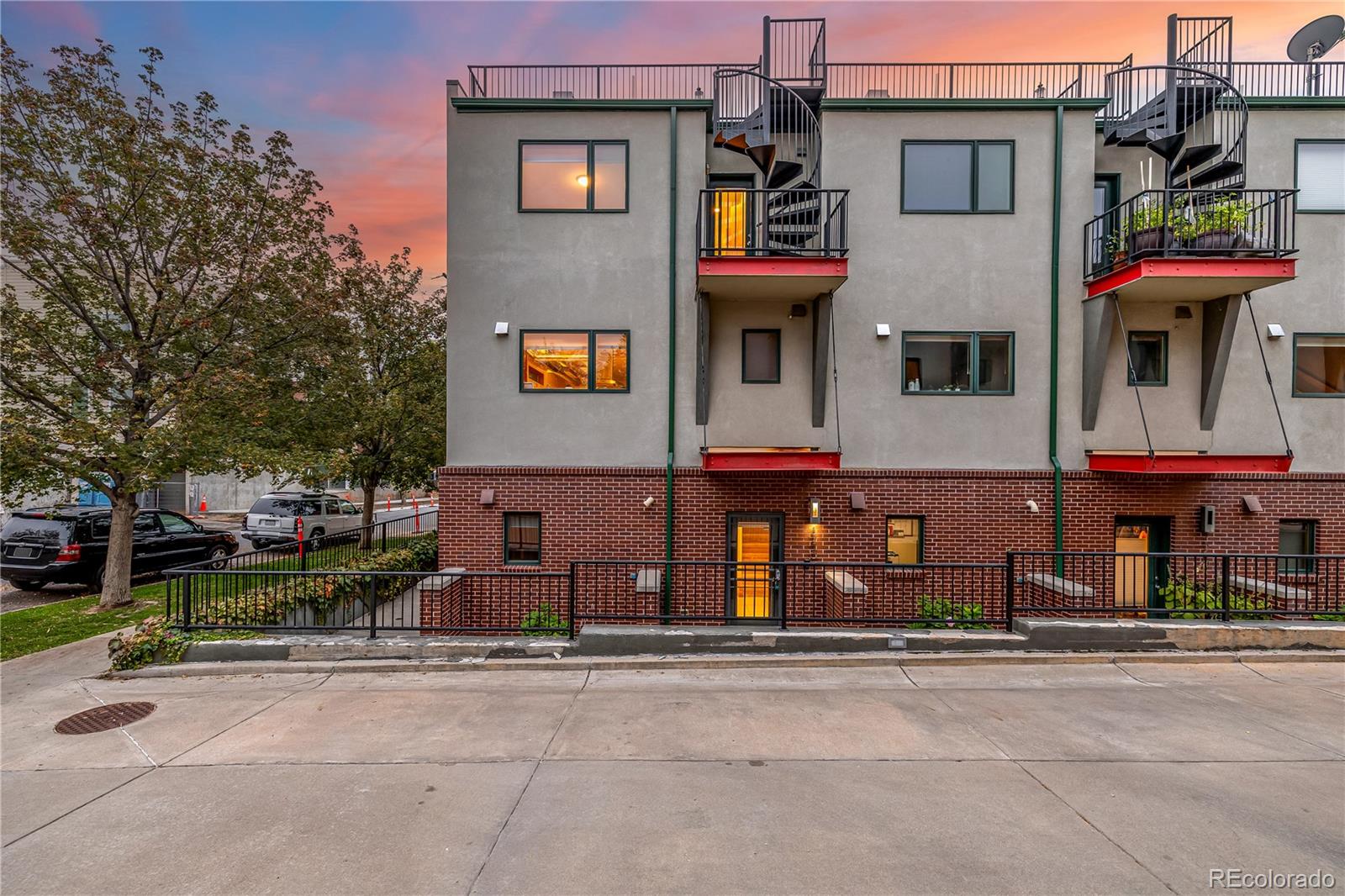 1550 W 37th Avenue