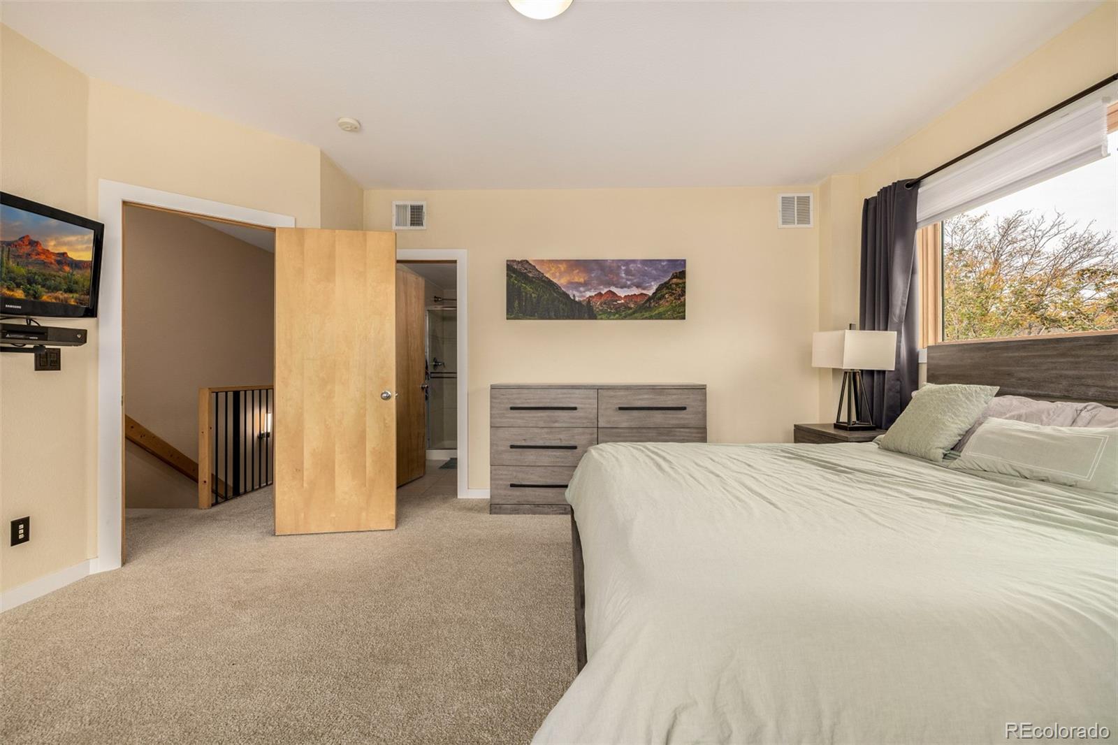 1550 W 37th Avenue