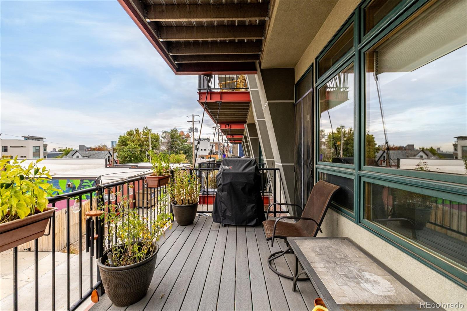 1550 W 37th Avenue