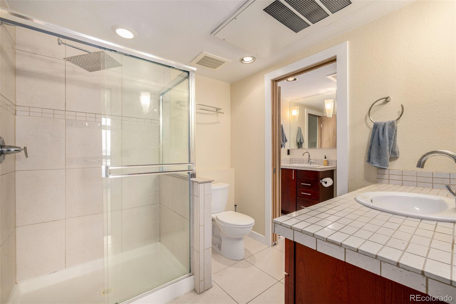 1550 W 37th Avenue