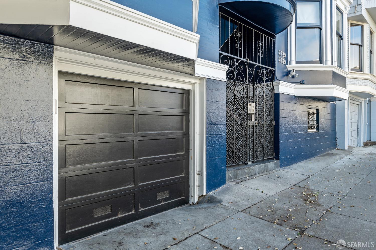 2735 Bush Street