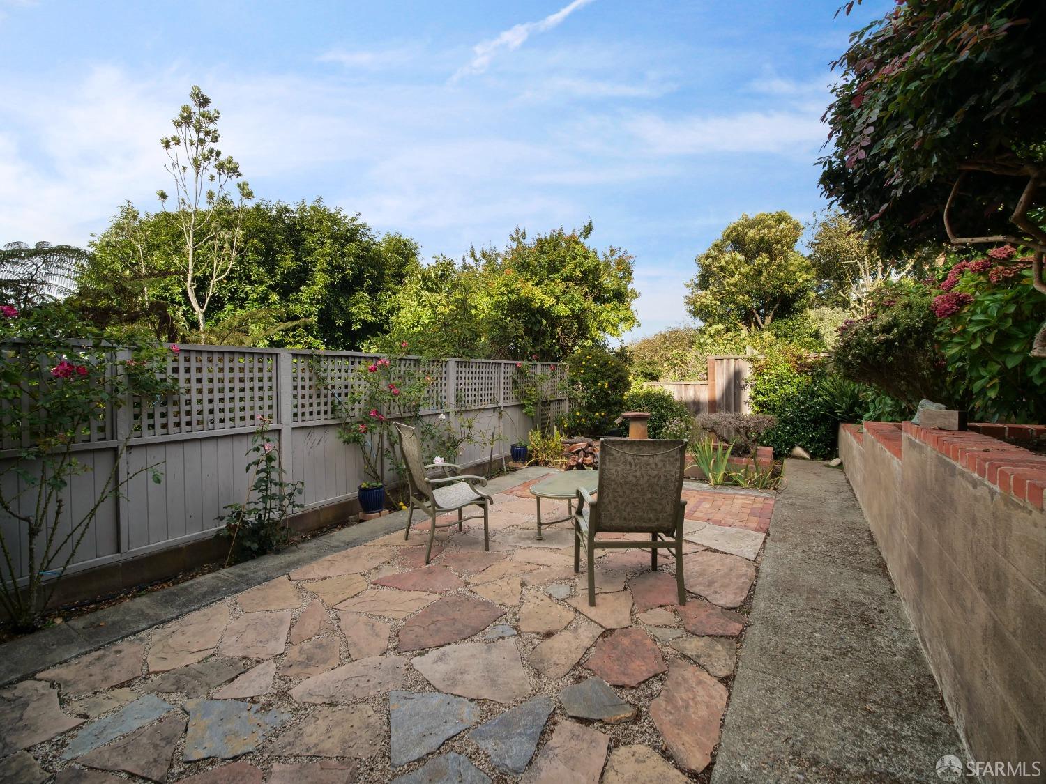 1527 Diamond Street