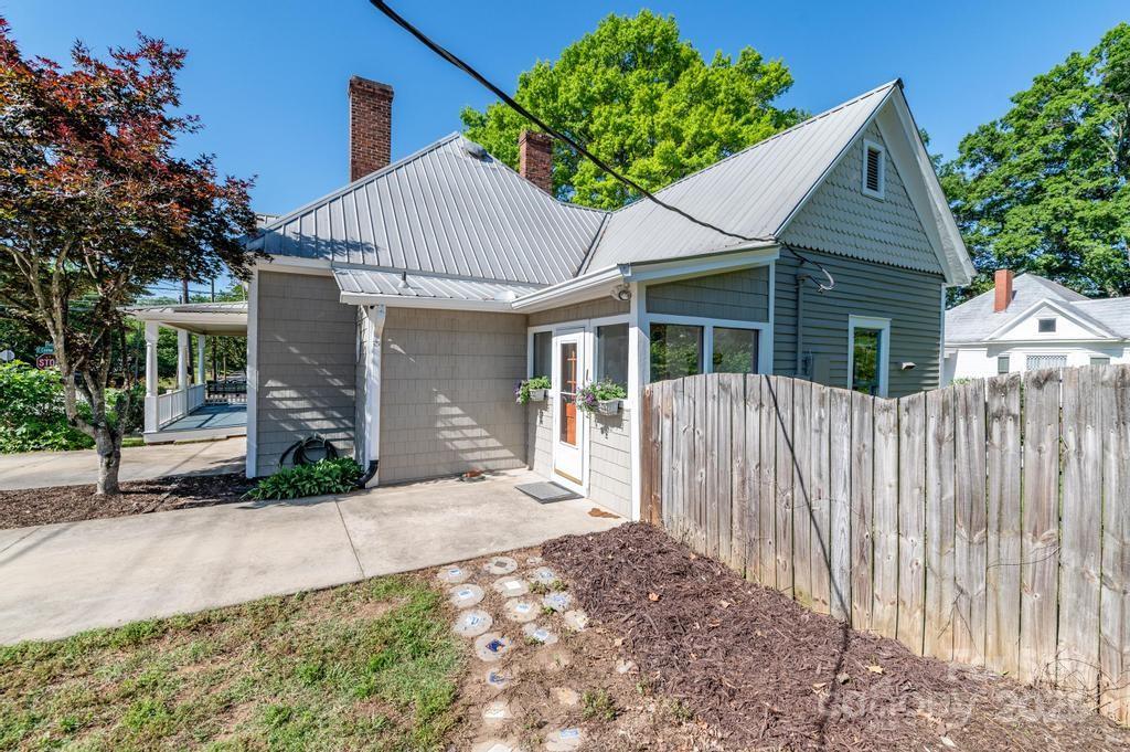 328 E Center Avenue