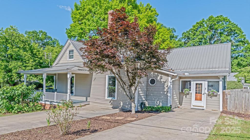 328 E Center Avenue
