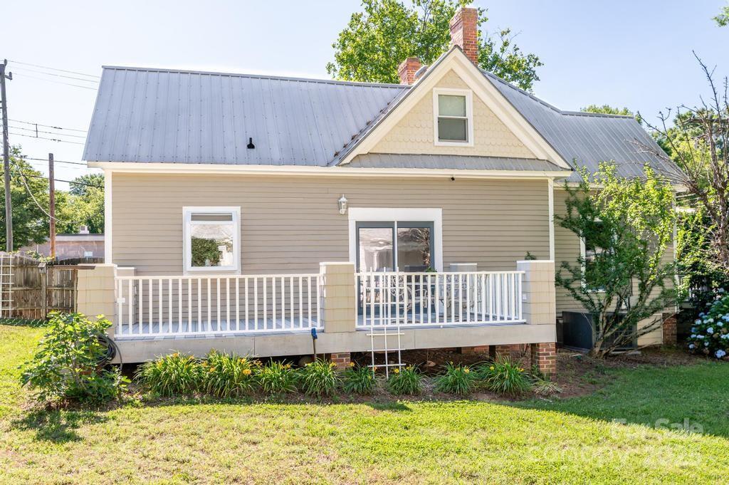 328 E Center Avenue