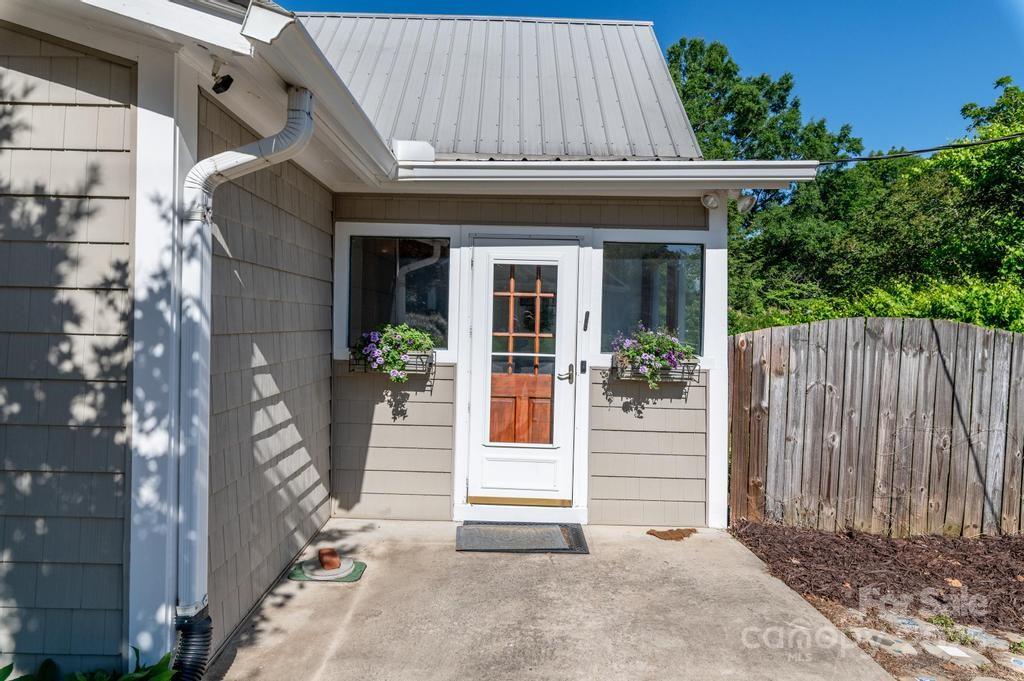 328 E Center Avenue