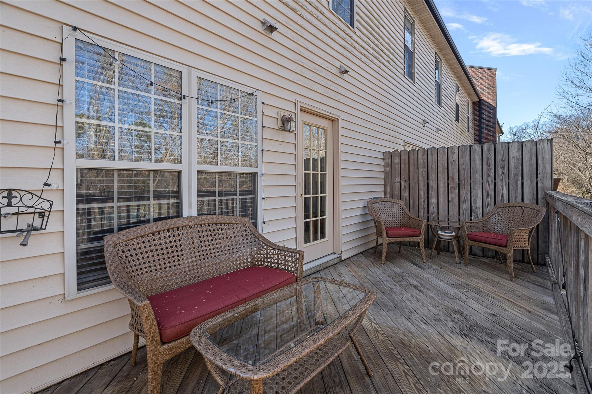 653 Camrose Circle NE