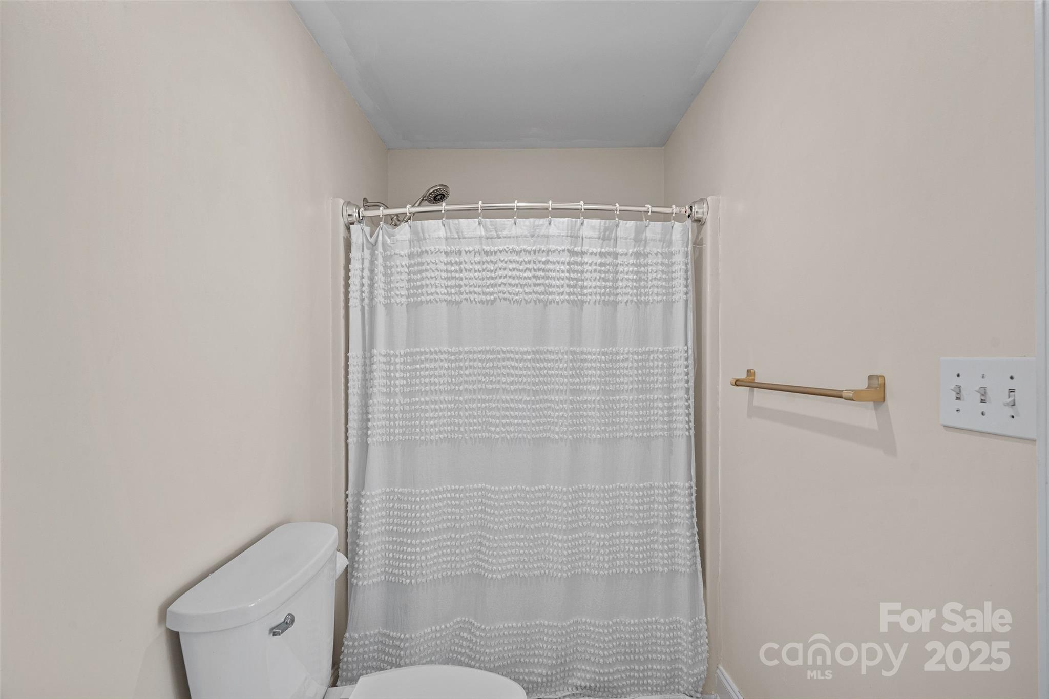 653 Camrose Circle NE