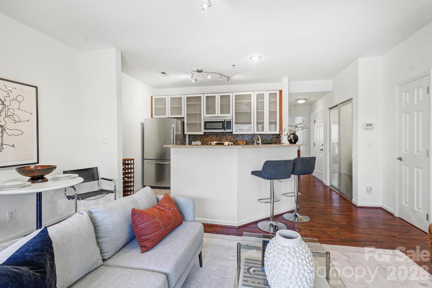 525 N Graham Street Unit: 3B