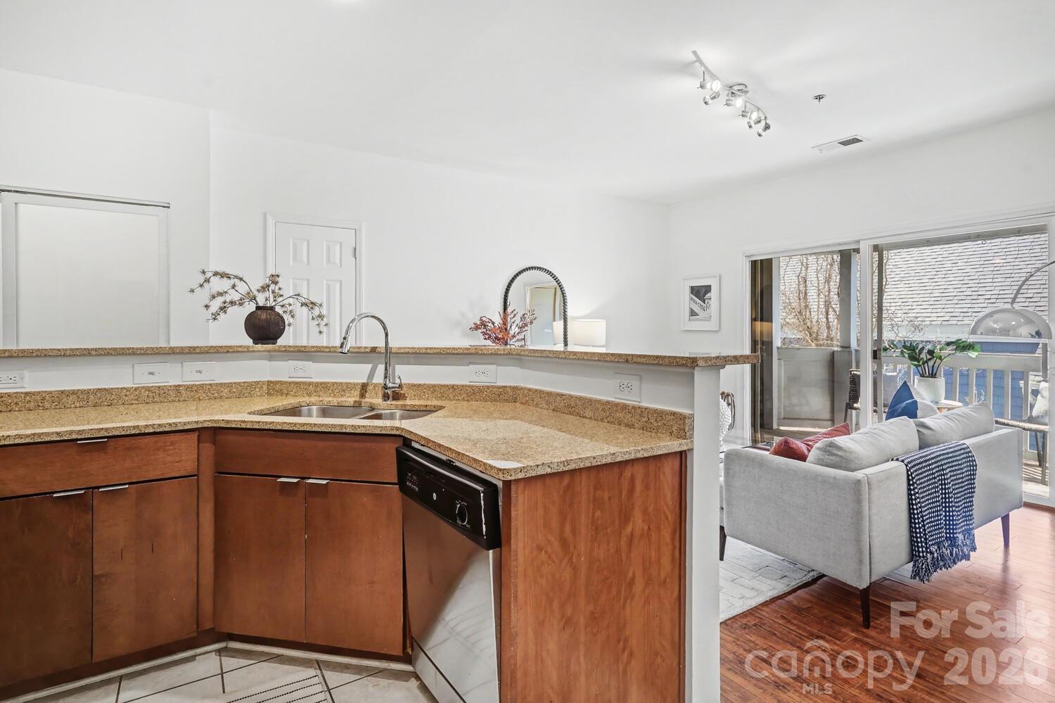 525 N Graham Street Unit: 3B