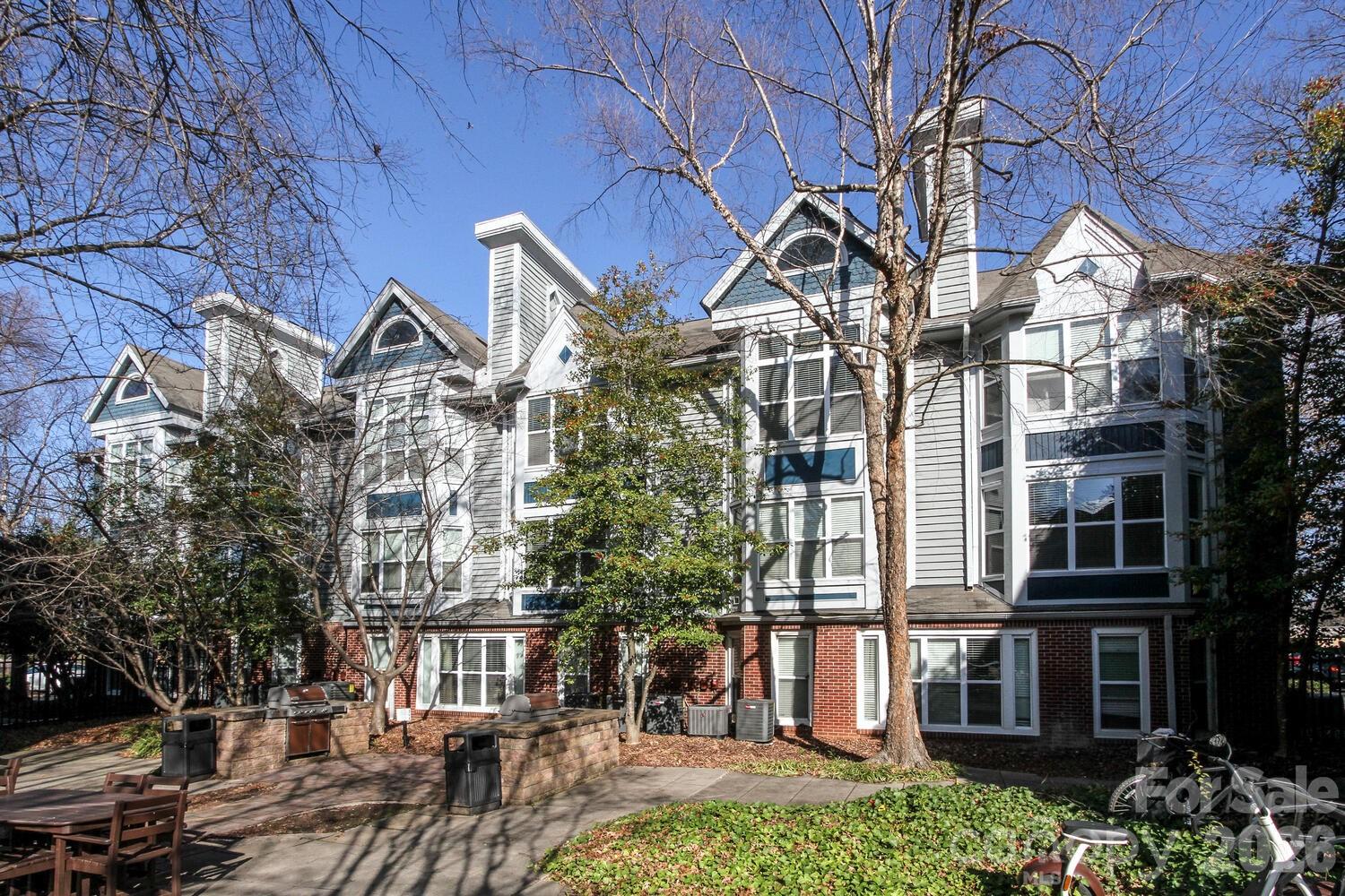525 N Graham Street Unit: 3B