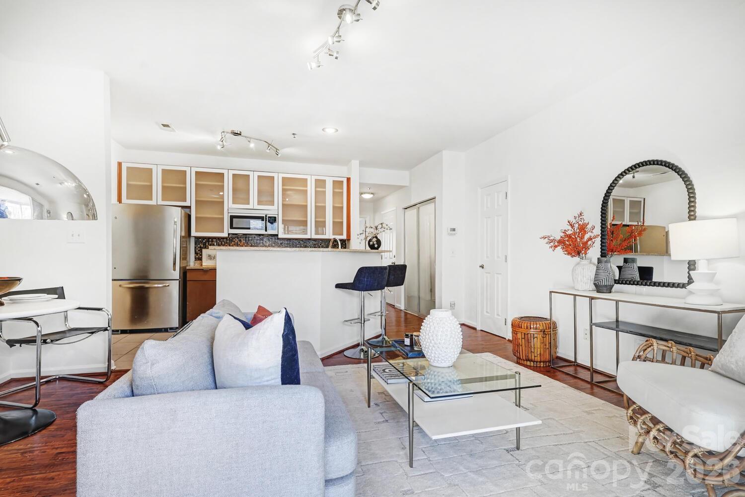 525 N Graham Street Unit: 3B