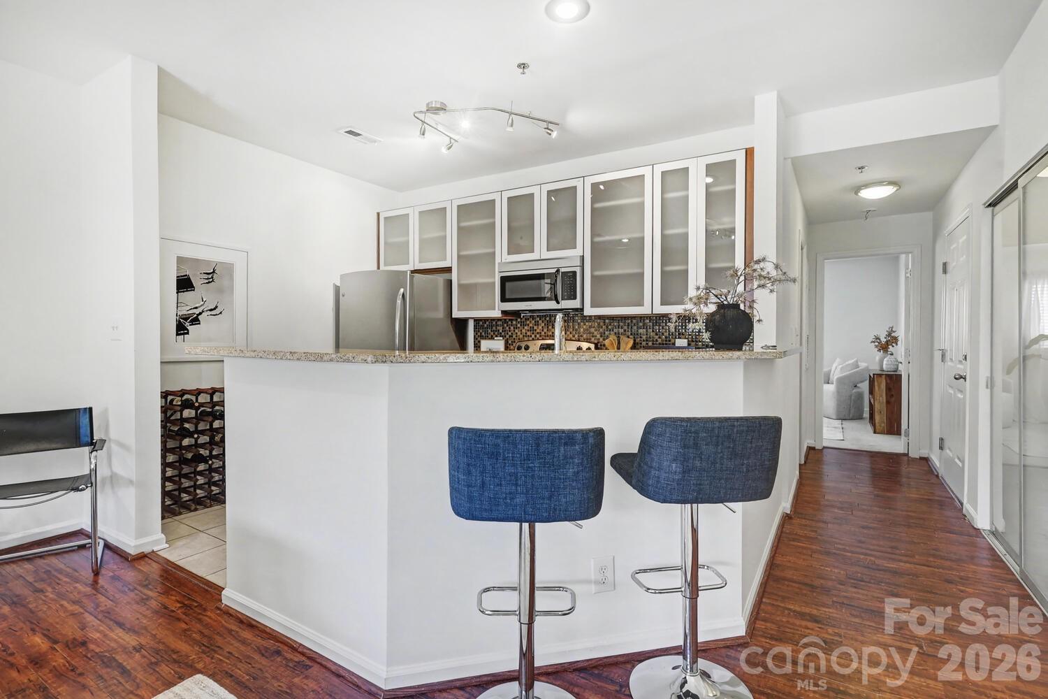 525 N Graham Street Unit: 3B