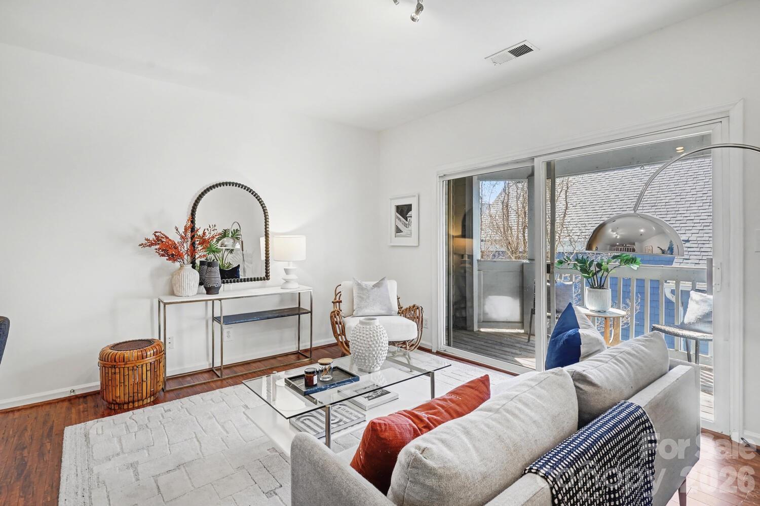 525 N Graham Street Unit: 3B