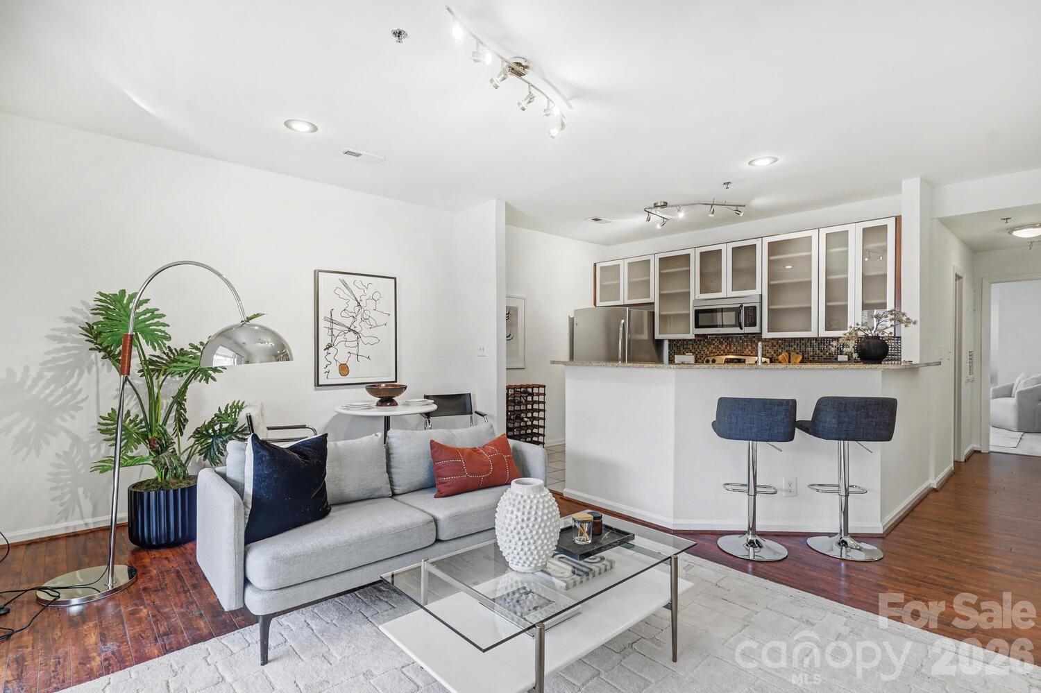 525 N Graham Street Unit: 3B
