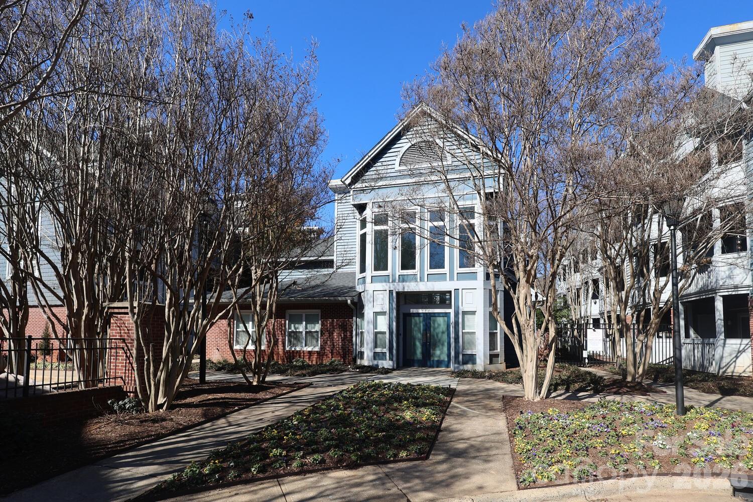 525 N Graham Street Unit: 3B