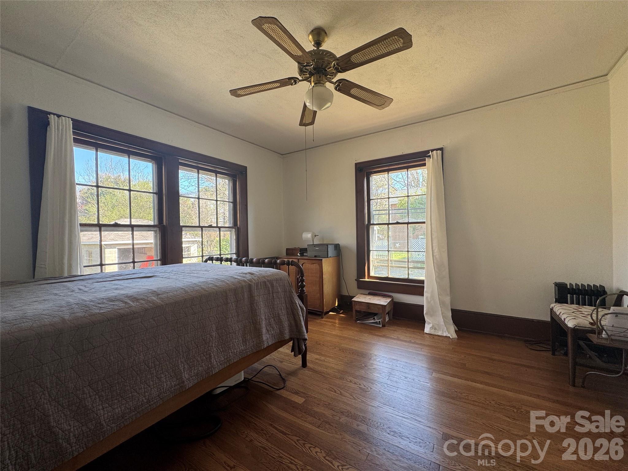 905 Conover Boulevard E