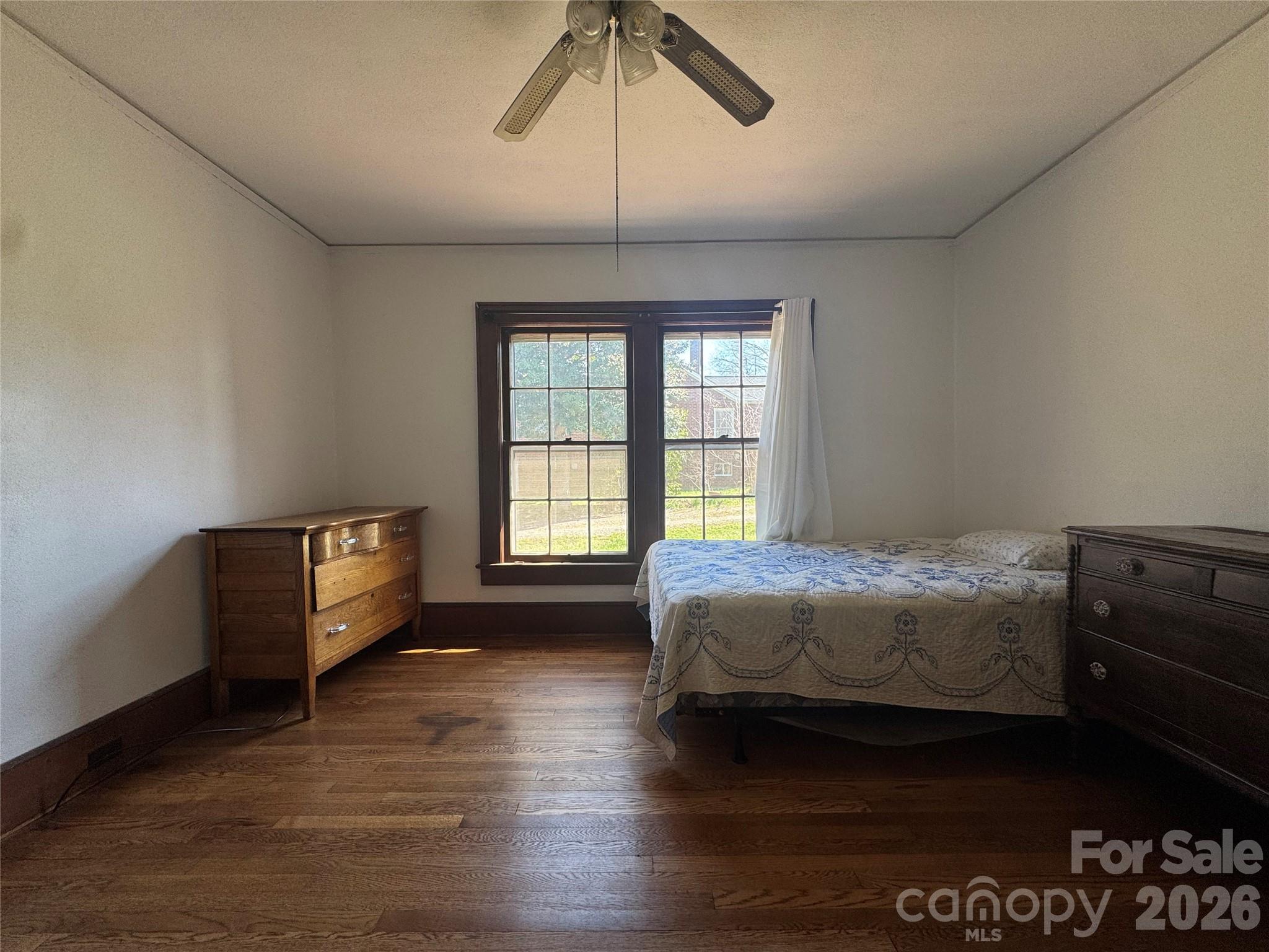 905 Conover Boulevard E