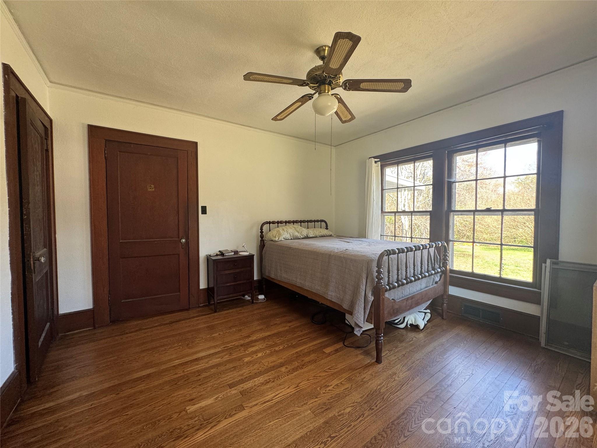 905 Conover Boulevard E