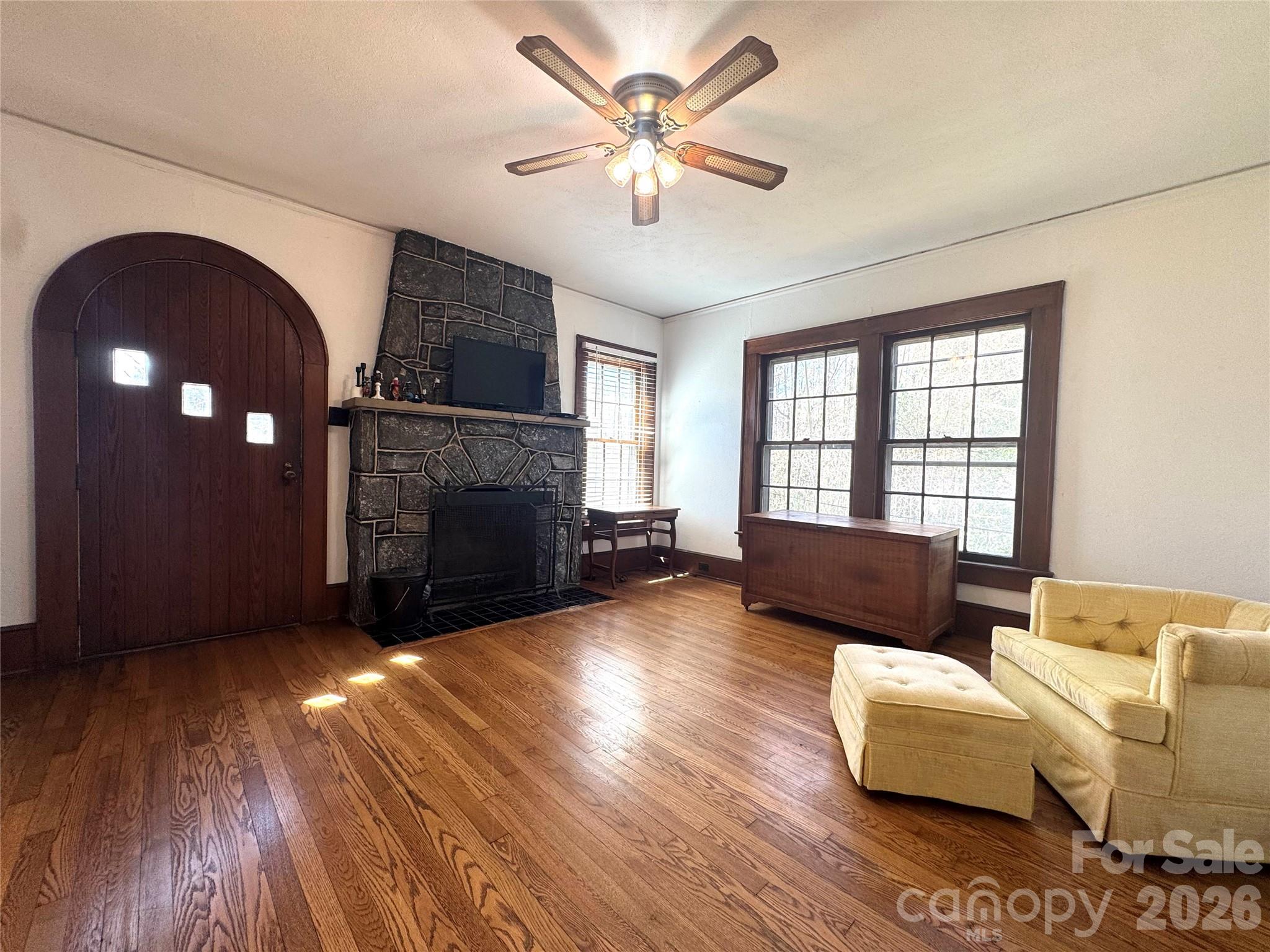 905 Conover Boulevard E