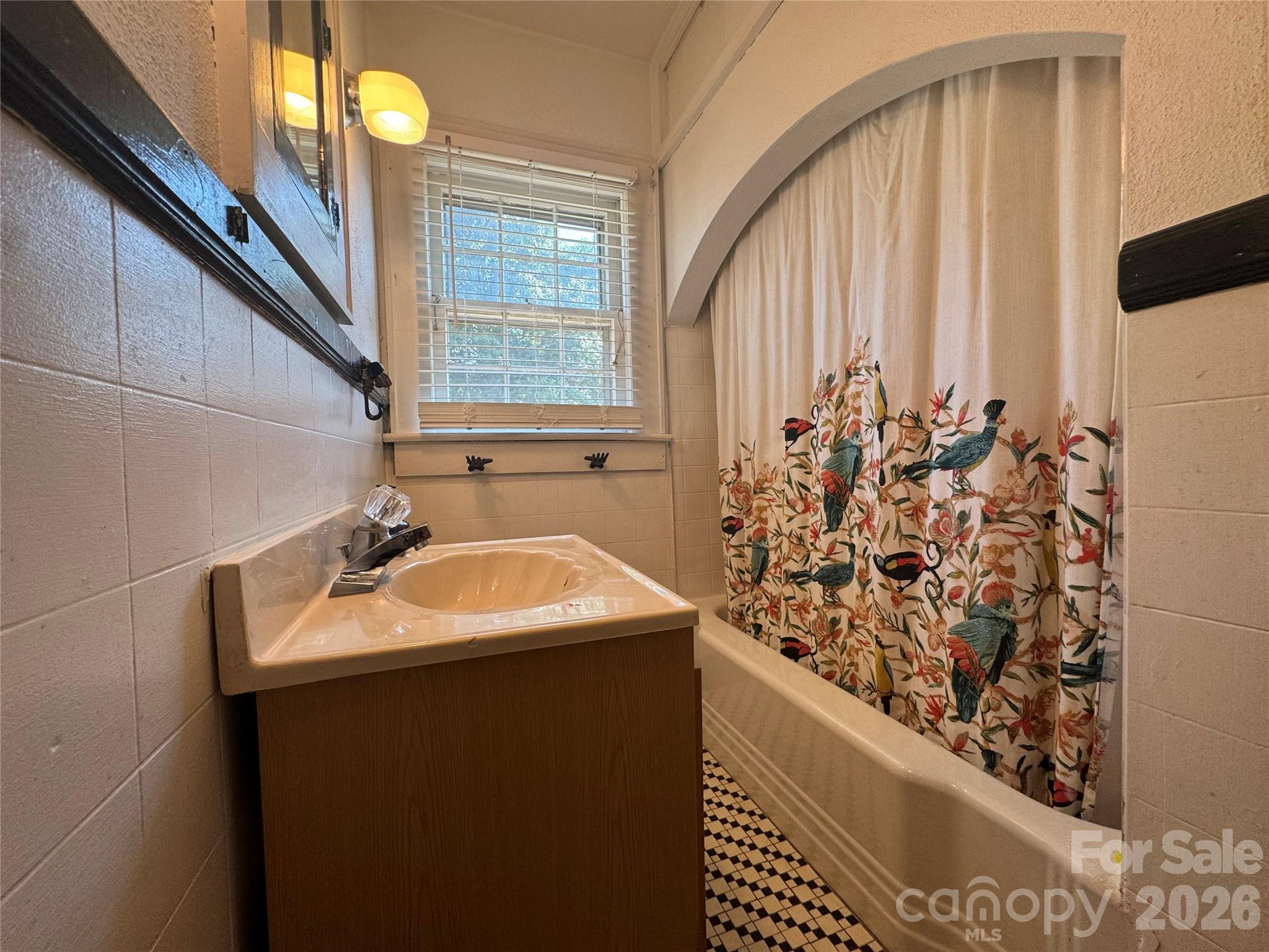 905 Conover Boulevard E