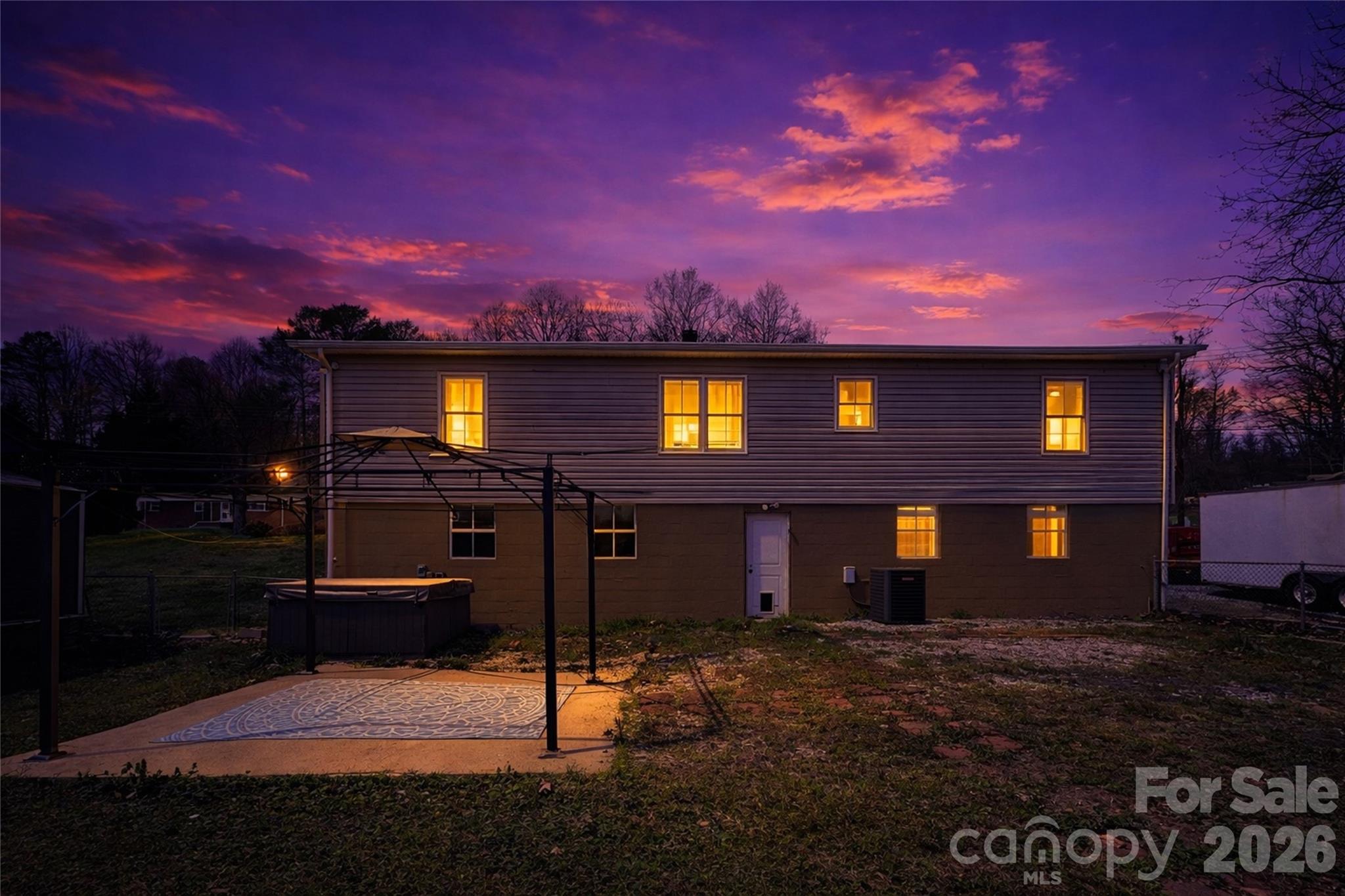 848 Meadowood Drive NE