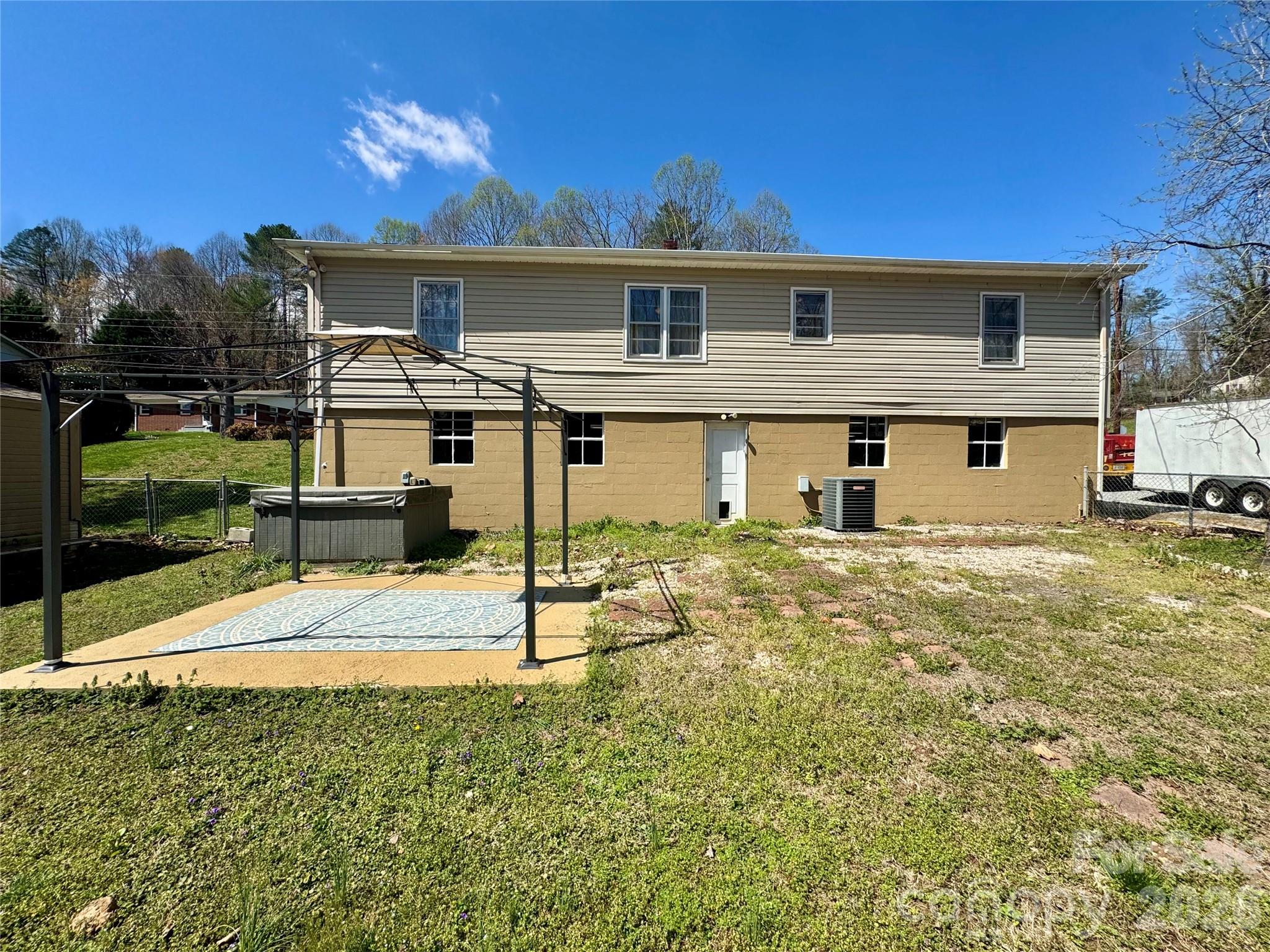 848 Meadowood Drive NE