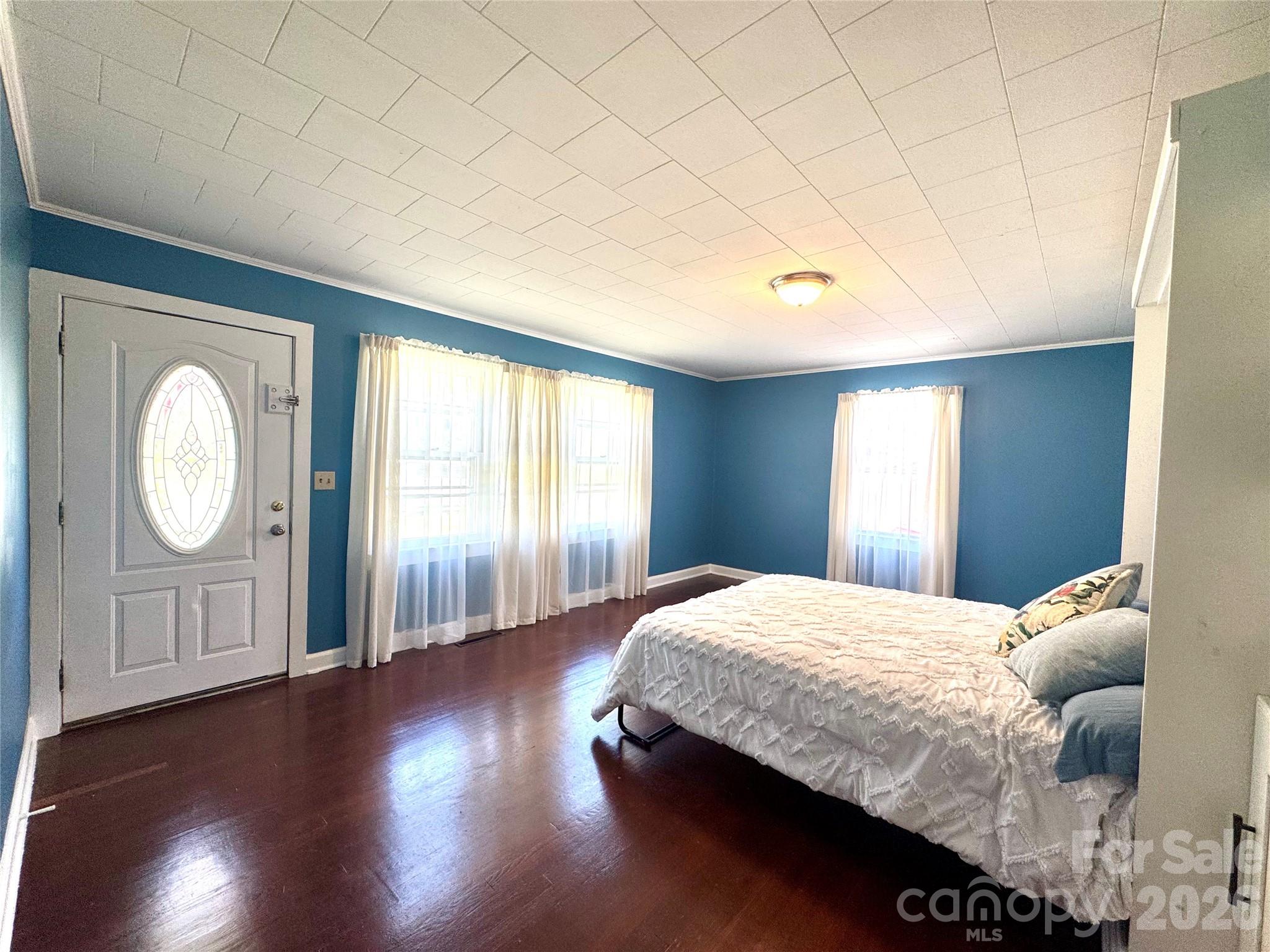 848 Meadowood Drive NE