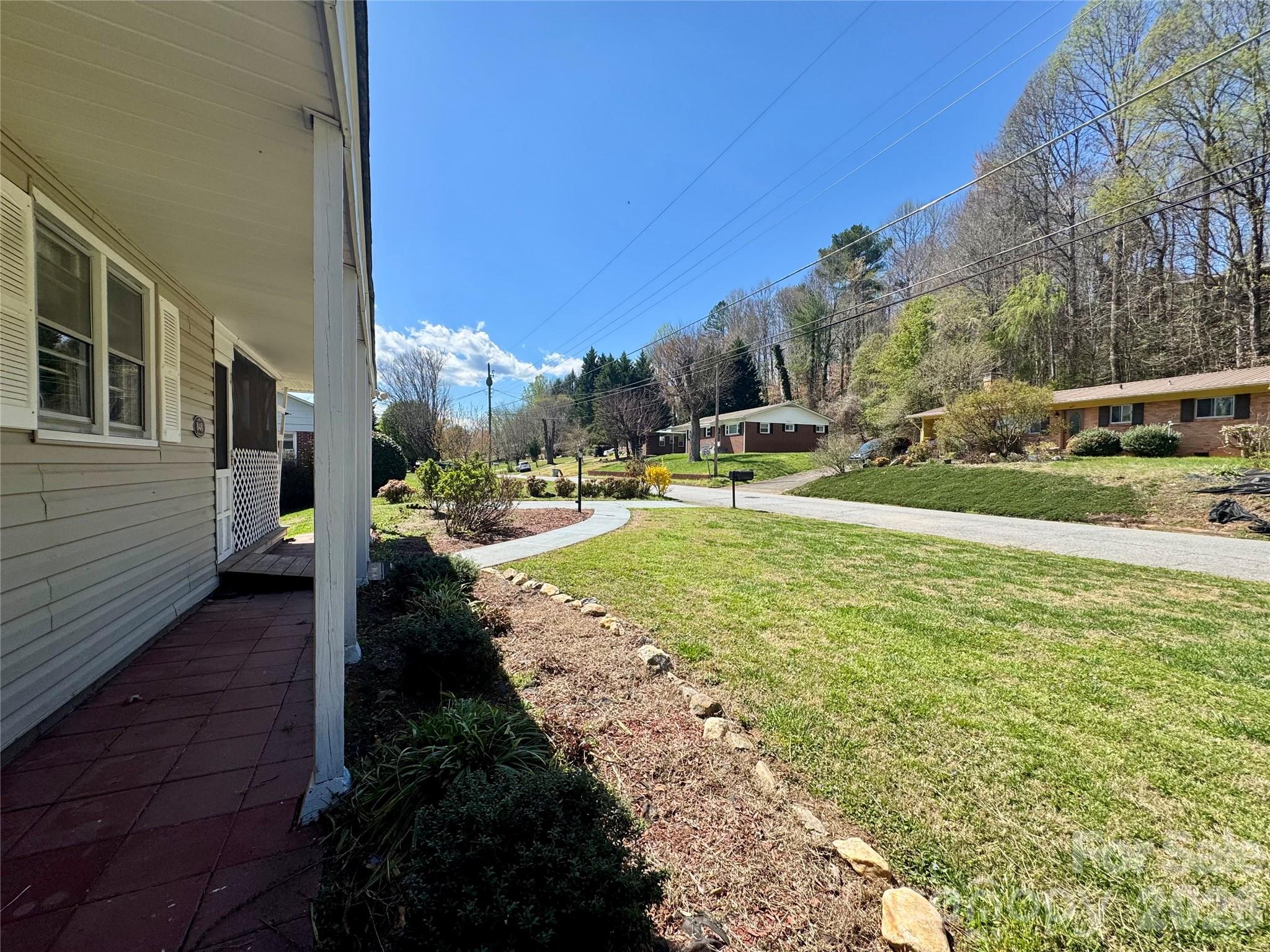 848 Meadowood Drive NE