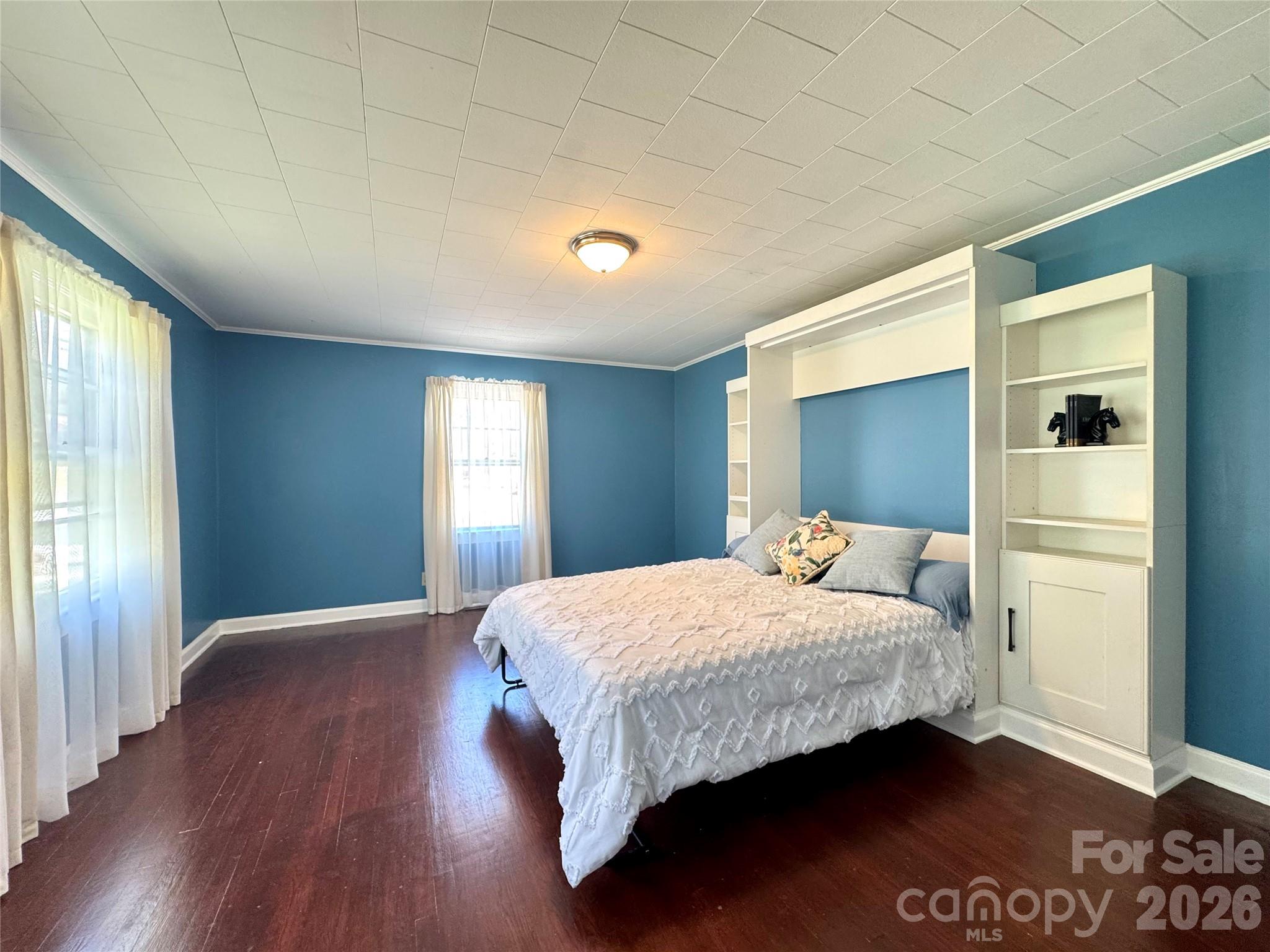 848 Meadowood Drive NE