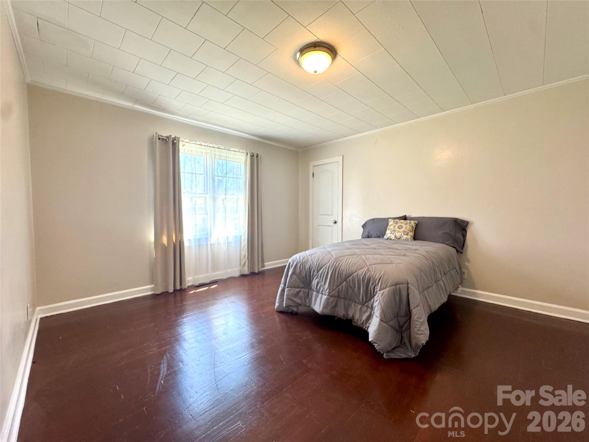 848 Meadowood Drive NE