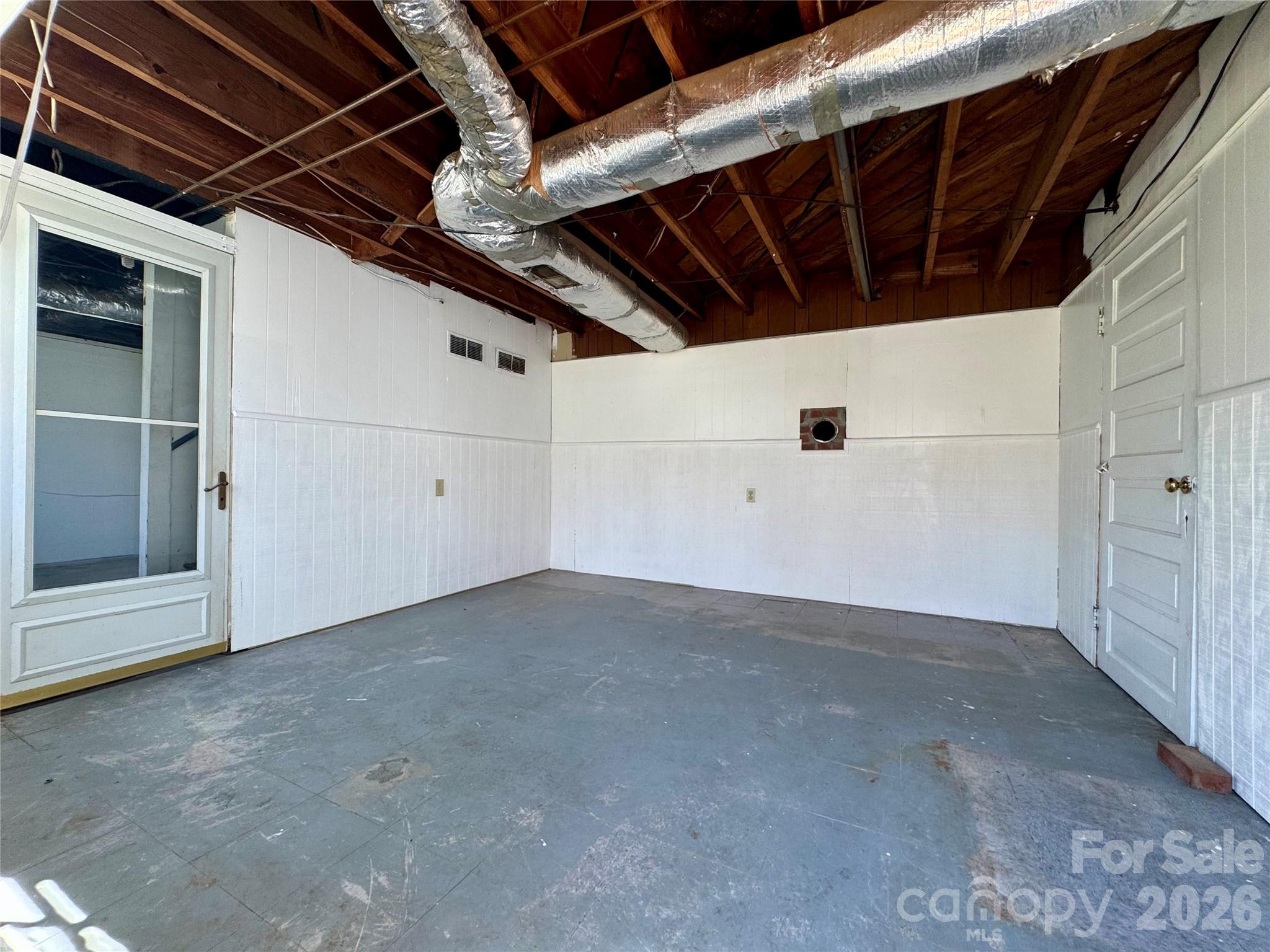 848 Meadowood Drive NE