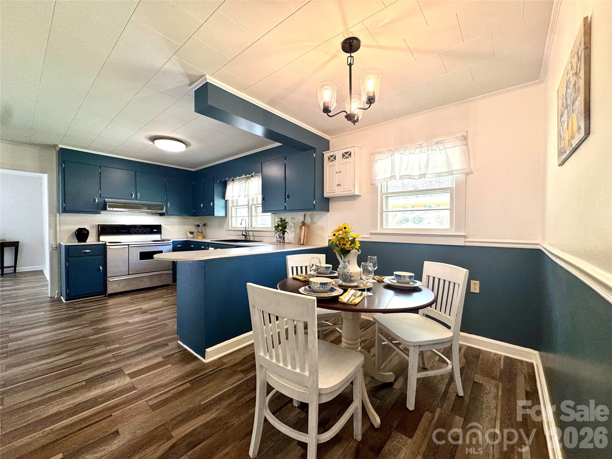 848 Meadowood Drive NE