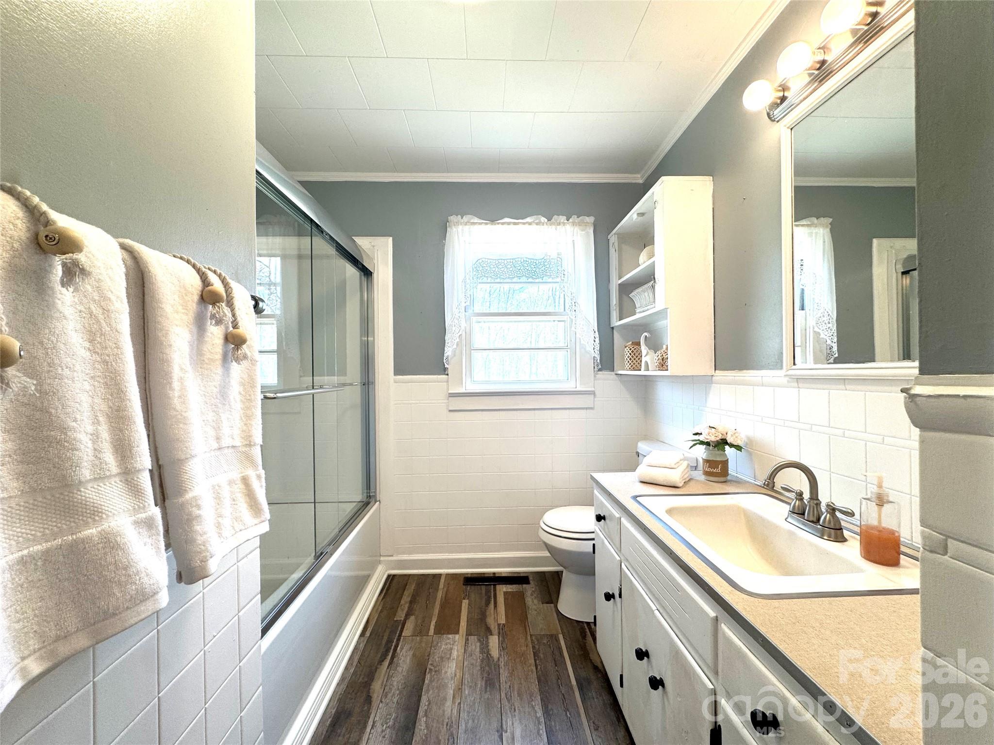 848 Meadowood Drive NE